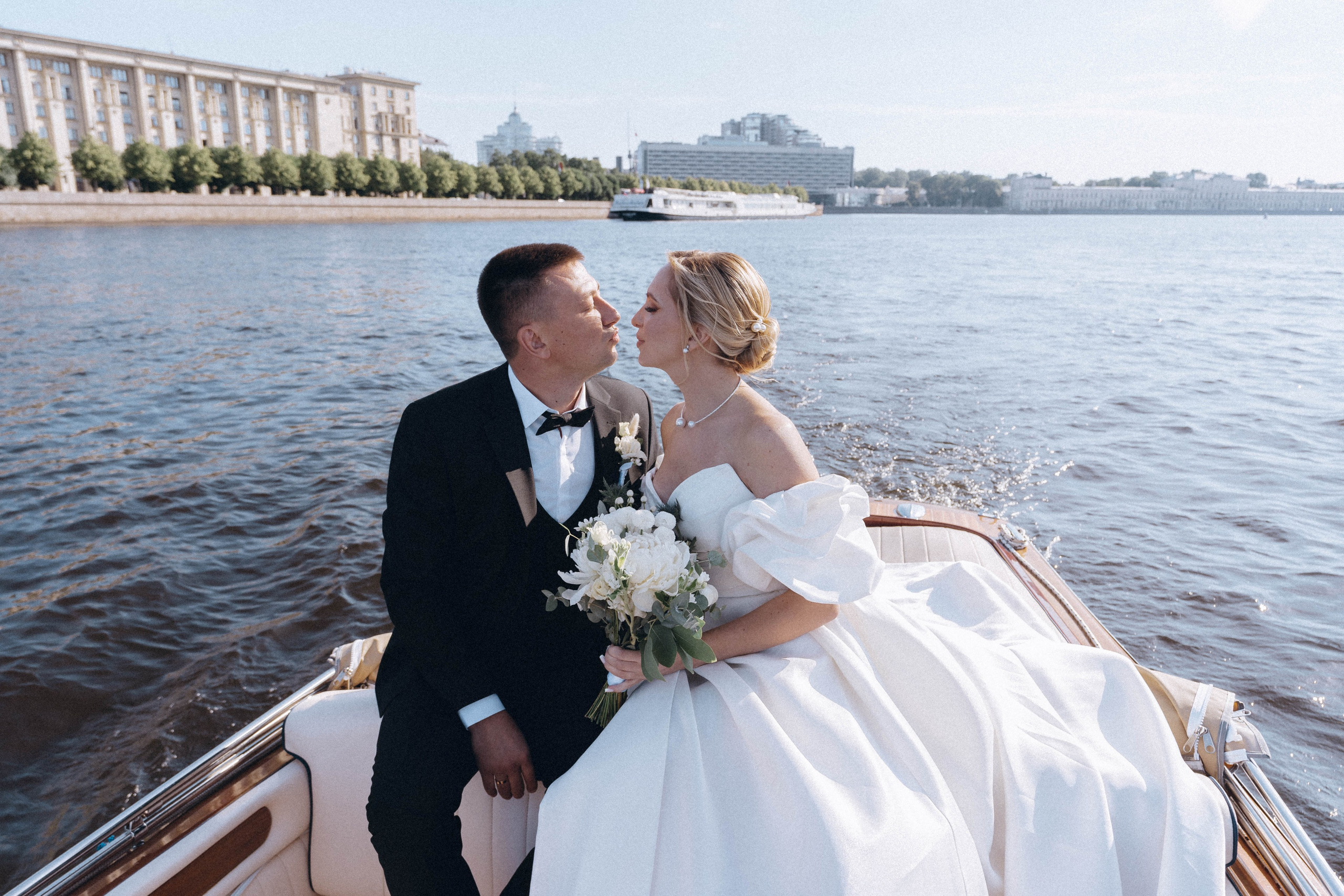 СВАДЕНБНАЯ СЬЕМКА НА КАТЕРЕ ПО КАНАЛАМ САНКТ-ПЕТЕРБУРГА И В АКВАТОРИИ НЕВЫ. Профессиональный фотограф, Санкт-Петербург — Виктория Богомолова