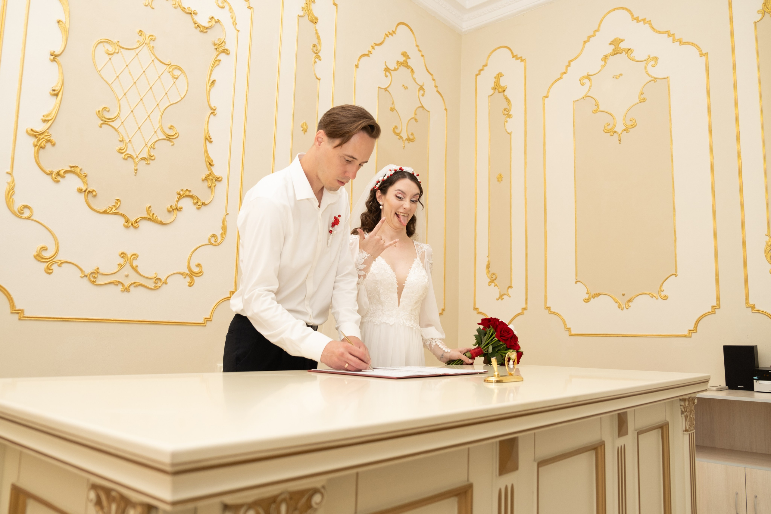 О+Д (ЗАГС, прогулка Центр и Парк Победы, банкет). Профессиональная фотосъемка в Крыму. Натуральные эмоции и живые кадры. Забронируйте дату прямо сейчас!