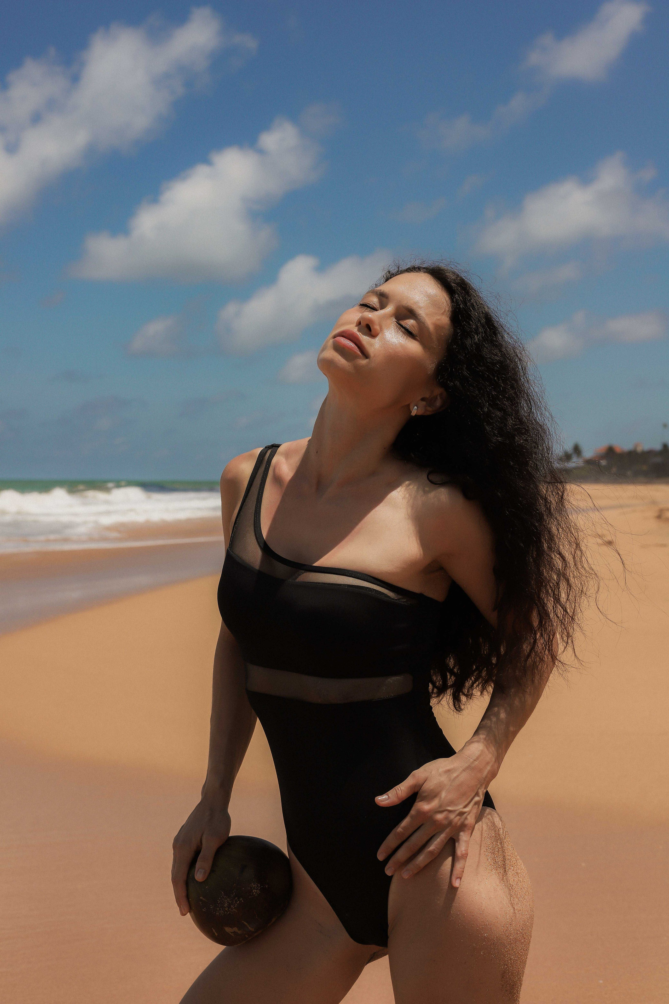 Девушка на пляже Ахунгала — Фотосессия с банановым листом и в натуральном бассейне | Шри-Ланка. Фотограф на Шри-Ланке