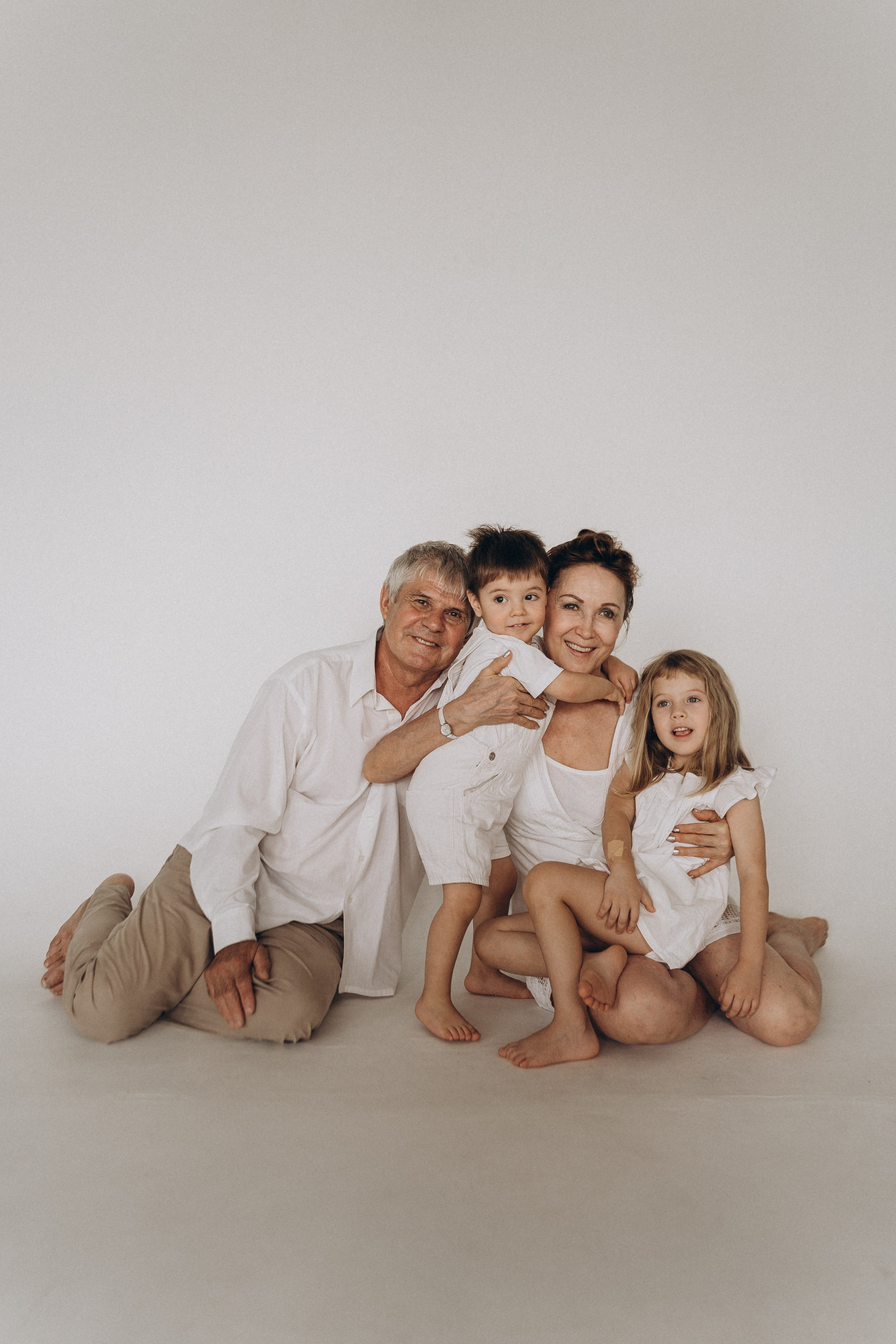 Лиам, Мила, Диана и родители. Семейный и домашний фотограф в Уфе Ирина Гарасюта