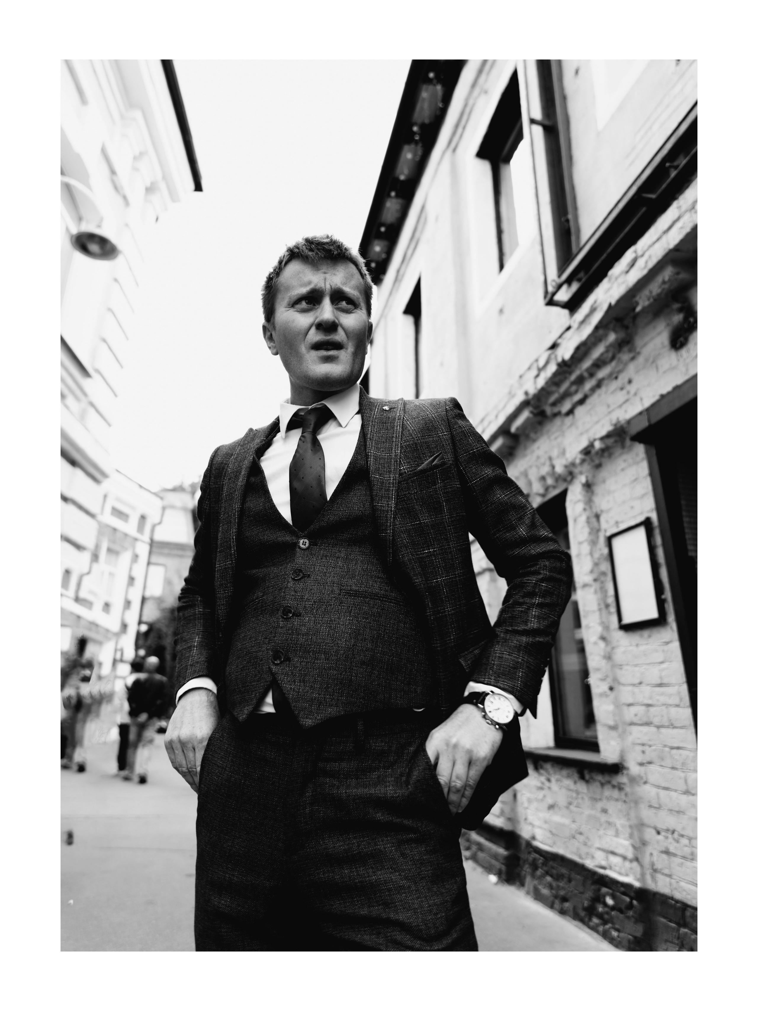 чб фото, мужчина хмурится