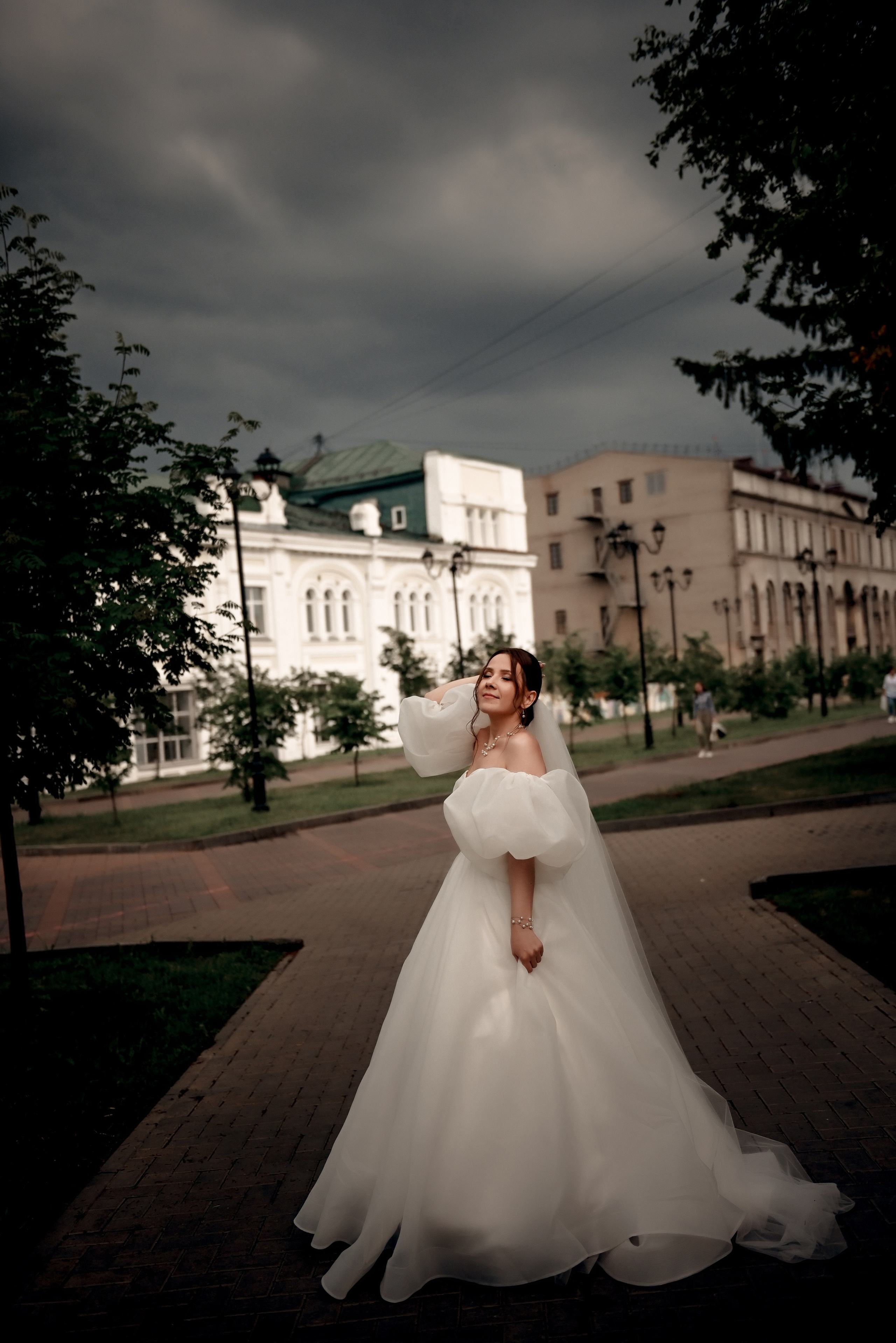 Небольшая свадебная серия в музее и прогулкой под дождем Эльмиры и Ризата. Свадебный, семейный, детский, контент фотограф в Омске Максим Ильин