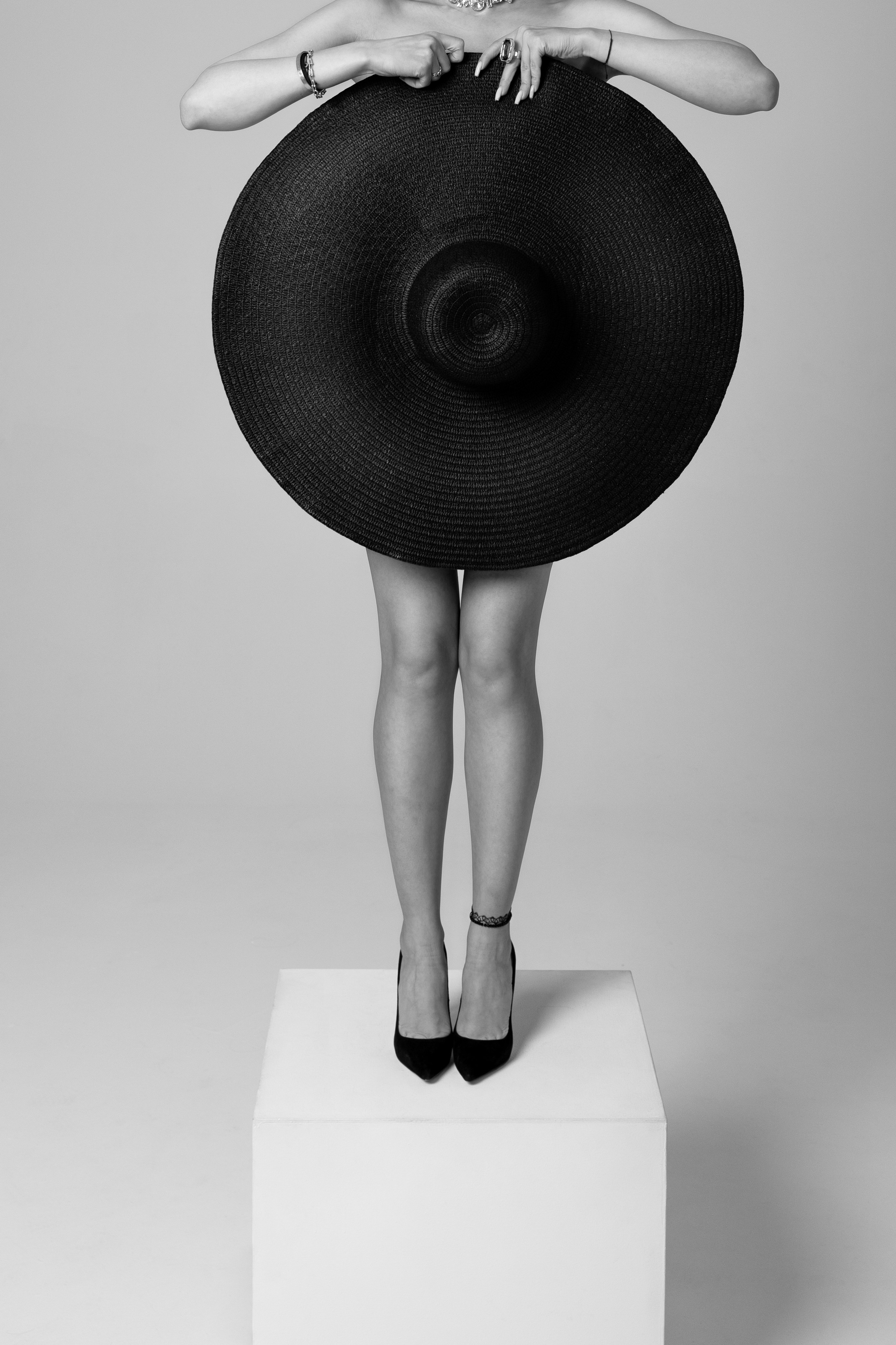 Студийная фотосессия на белой циклораме