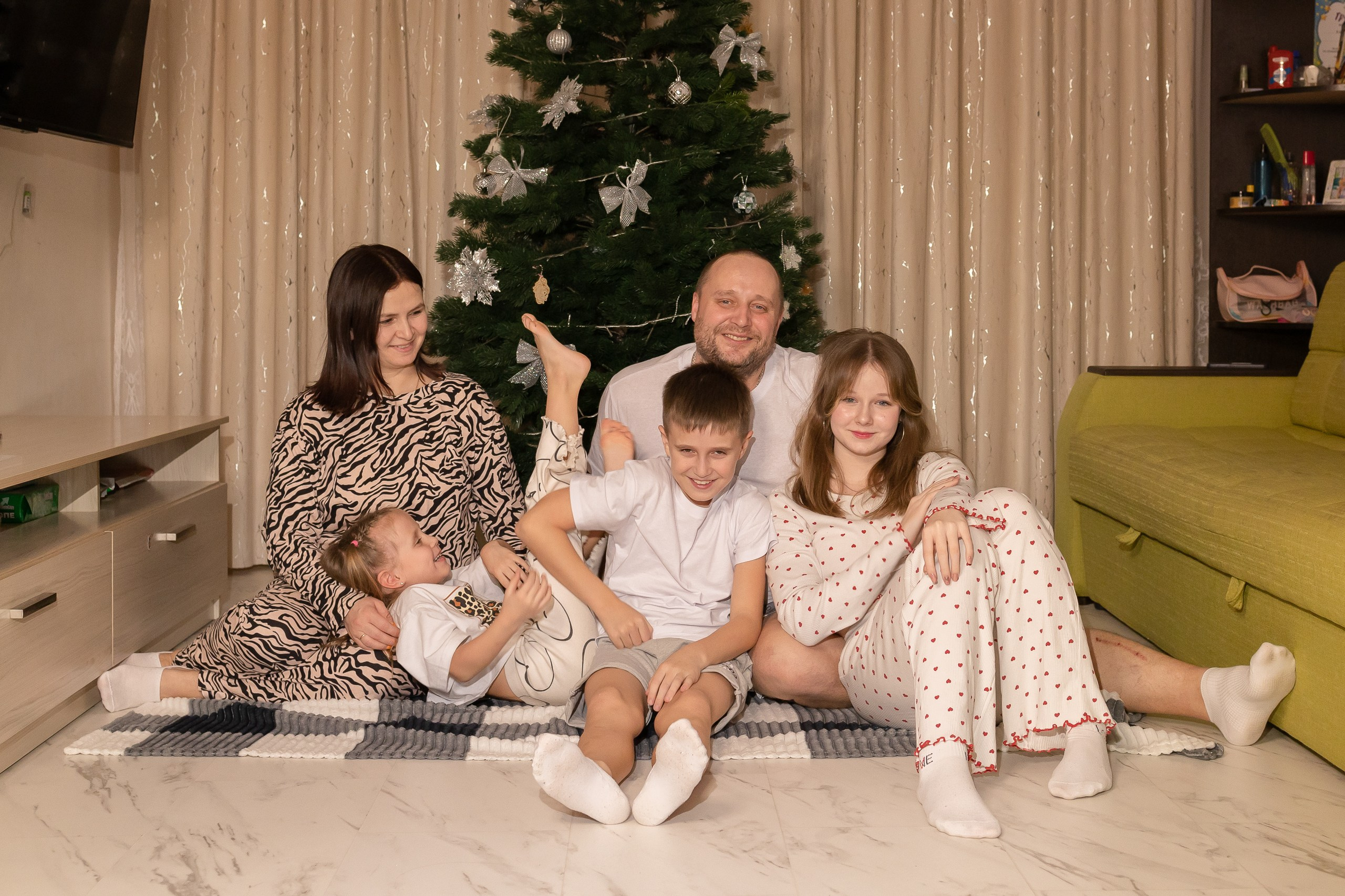 Семейная новогодняя фотосессия дома