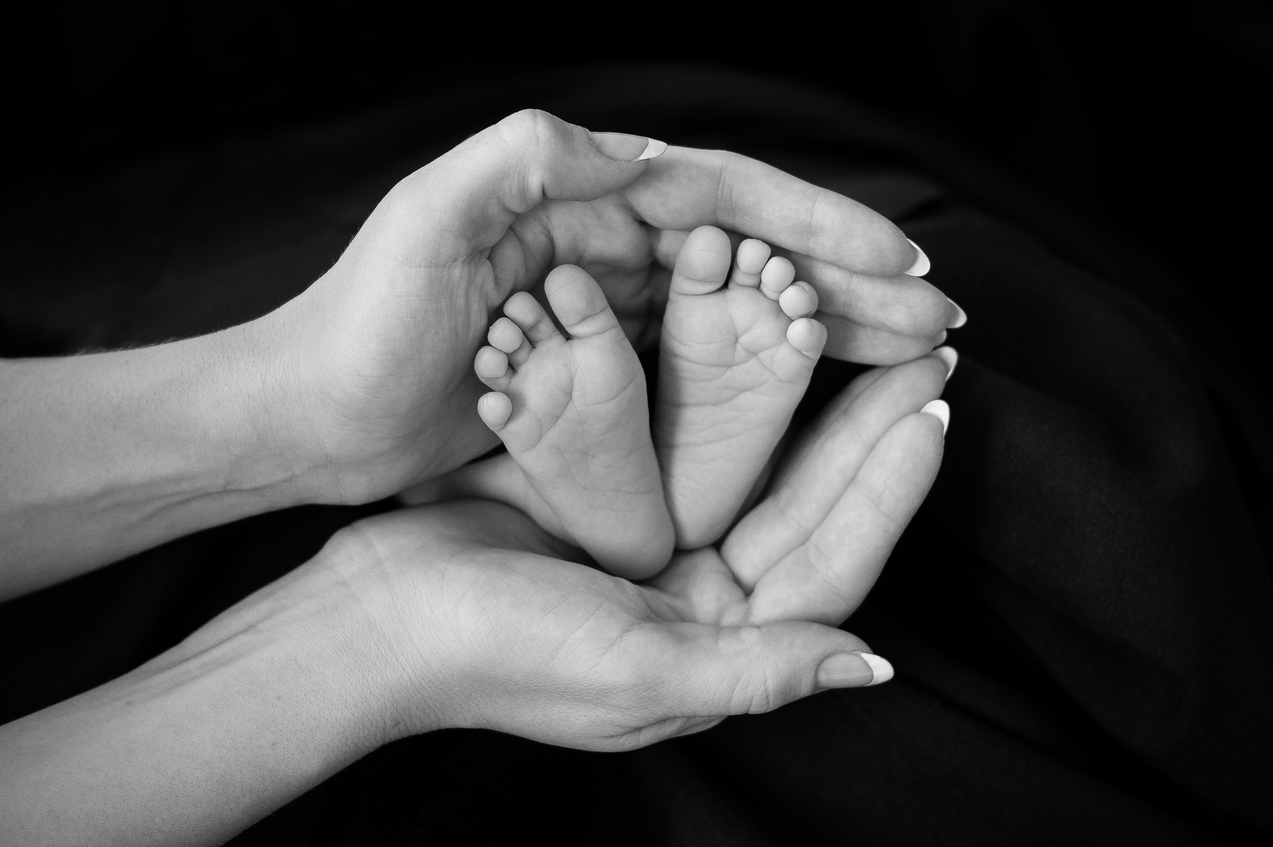 Таинственные чёрно-белые снимки новорождённых крох и кадры с руками родителей