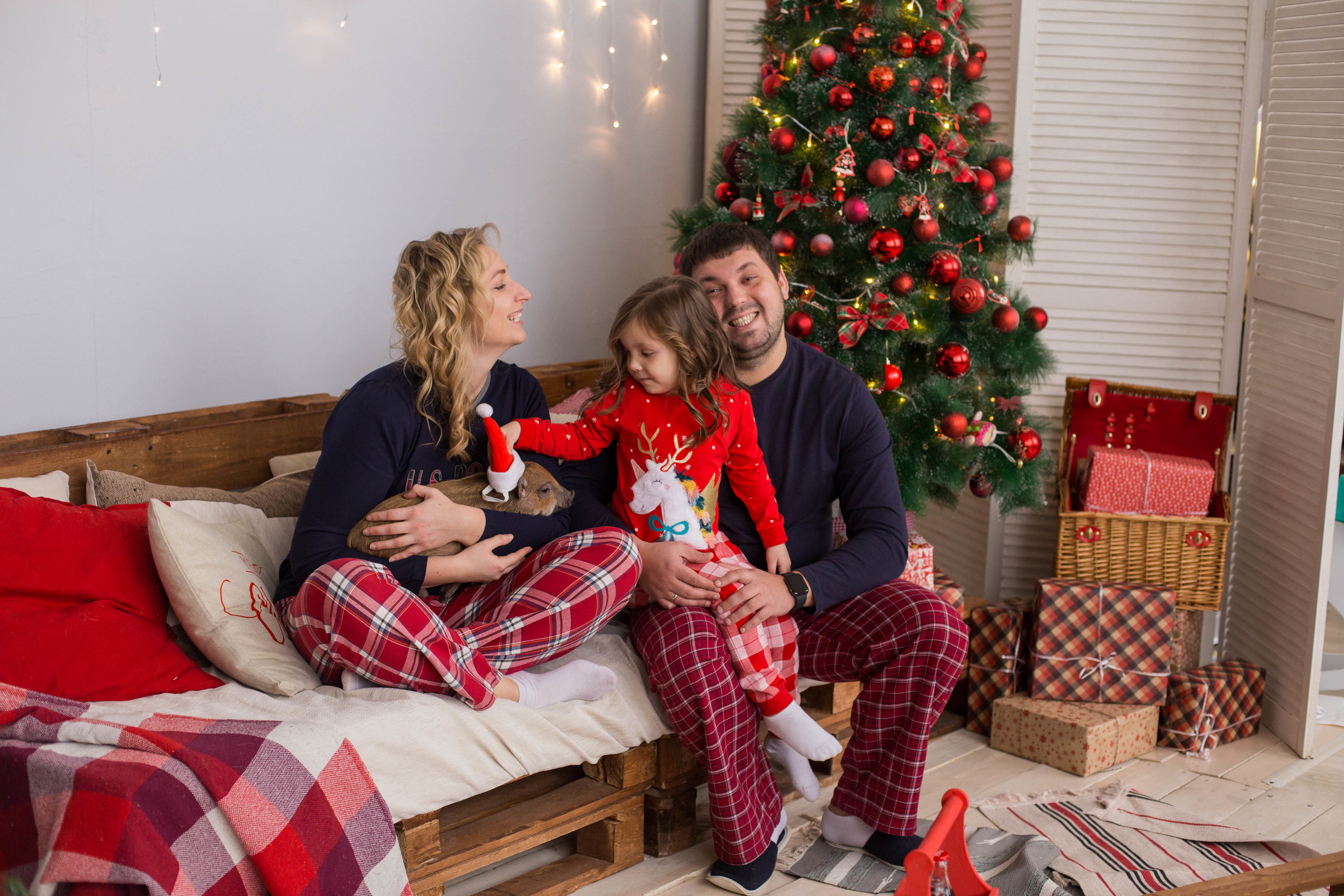 New Year Pigs. Fotograf u Crnoj Gori-porodično fotografisanje sa djecom, lovestory, nekretnine