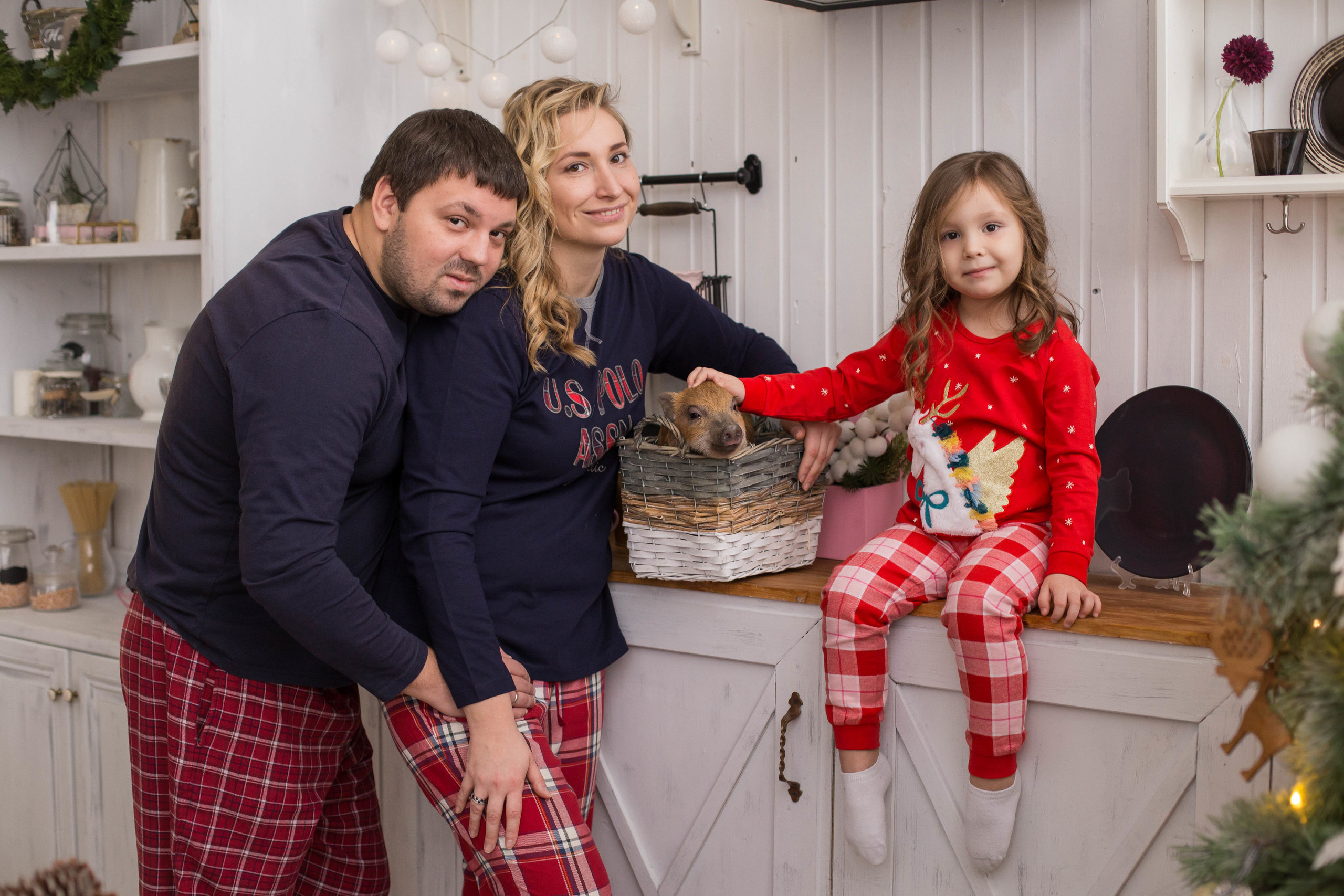 New Year Pigs. Fotograf u Crnoj Gori-porodično fotografisanje sa djecom, lovestory, nekretnine