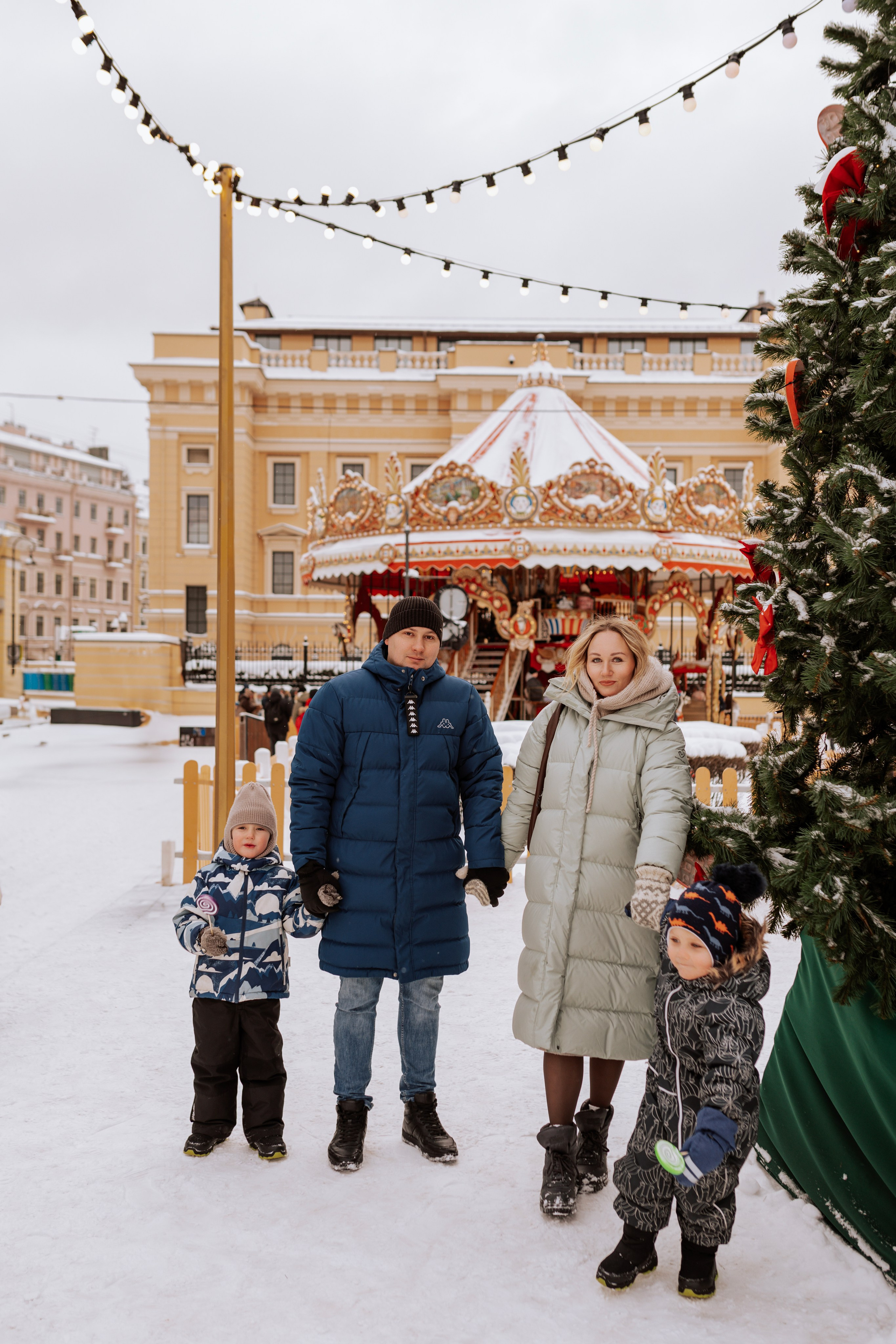 Семейная, Манежная площадь