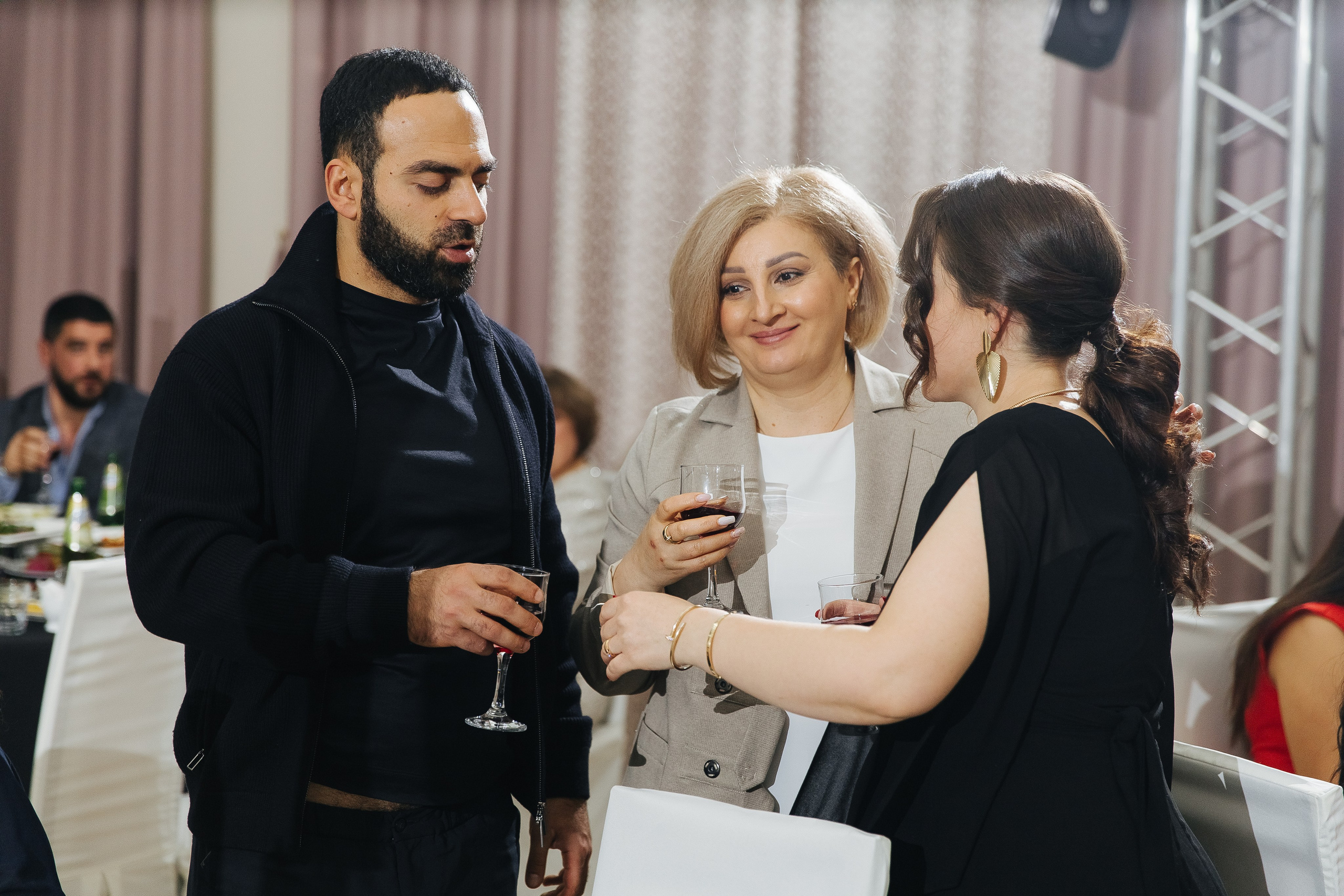 Ани и Назели. 35&5 День рождения, «Янтарь». Фотограф в Красноярске Надежда Воскресенская