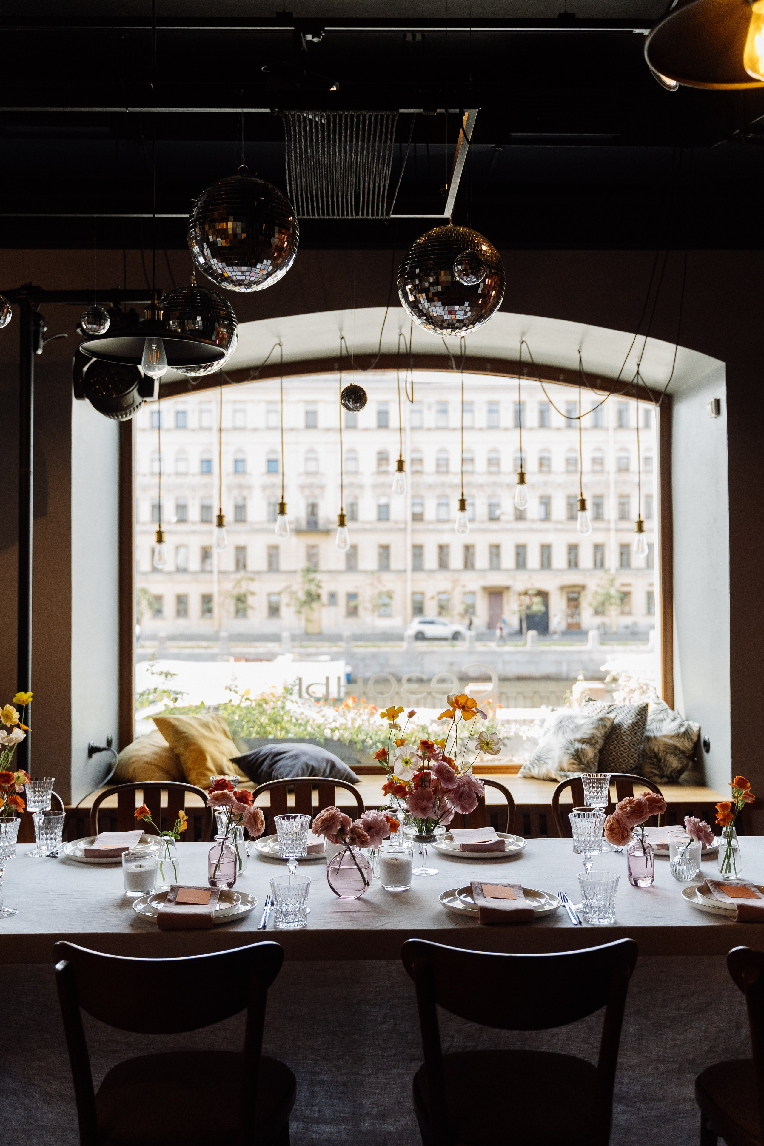 Камерная свадьба на фонтанке в сезонах. Свадебный фотограф организатор в Санкт-Петербурге Ассоль Опарина