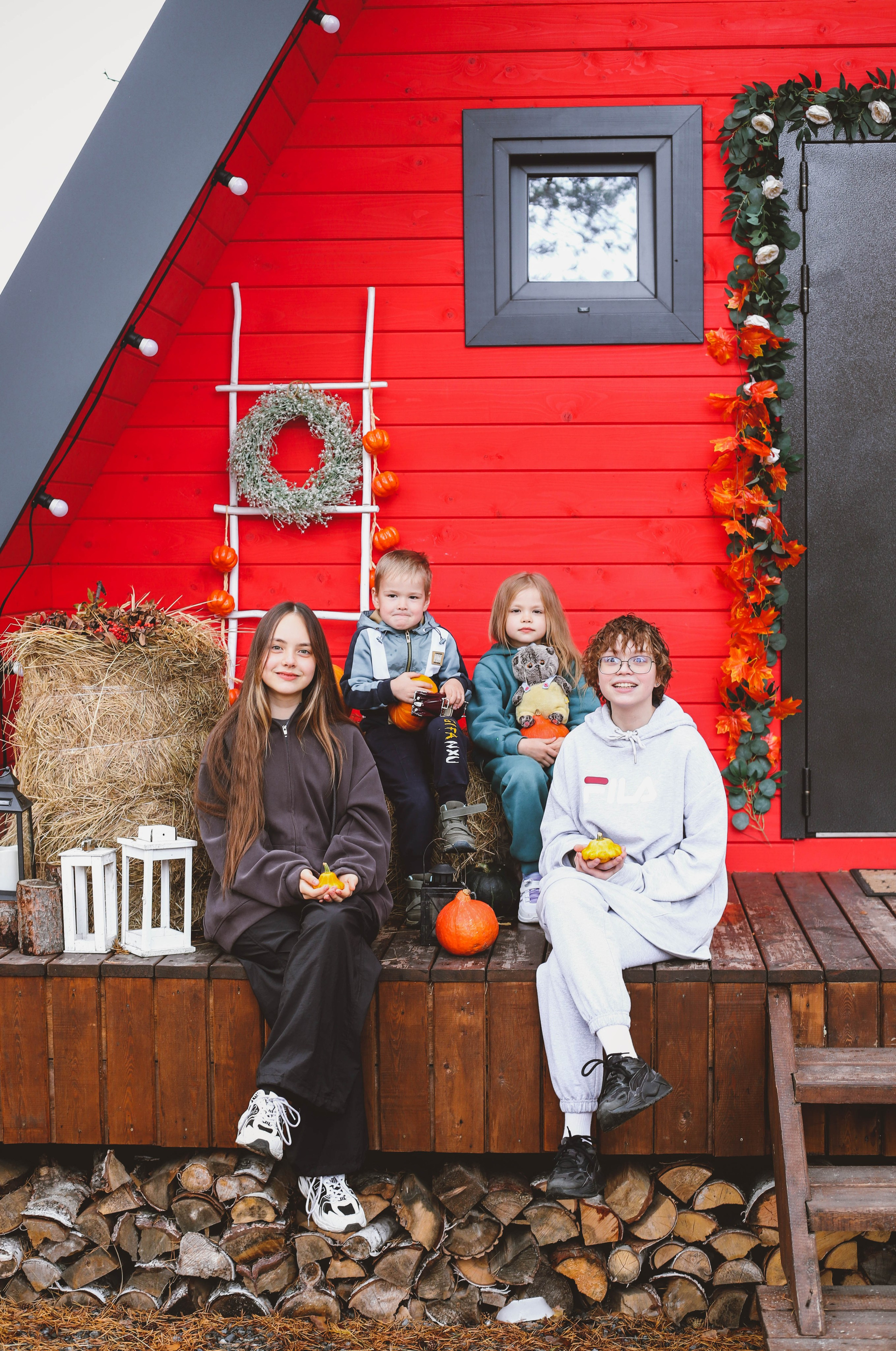 В красивом красном домике. Фотограф в Сургуте Брызгунова Анастасия