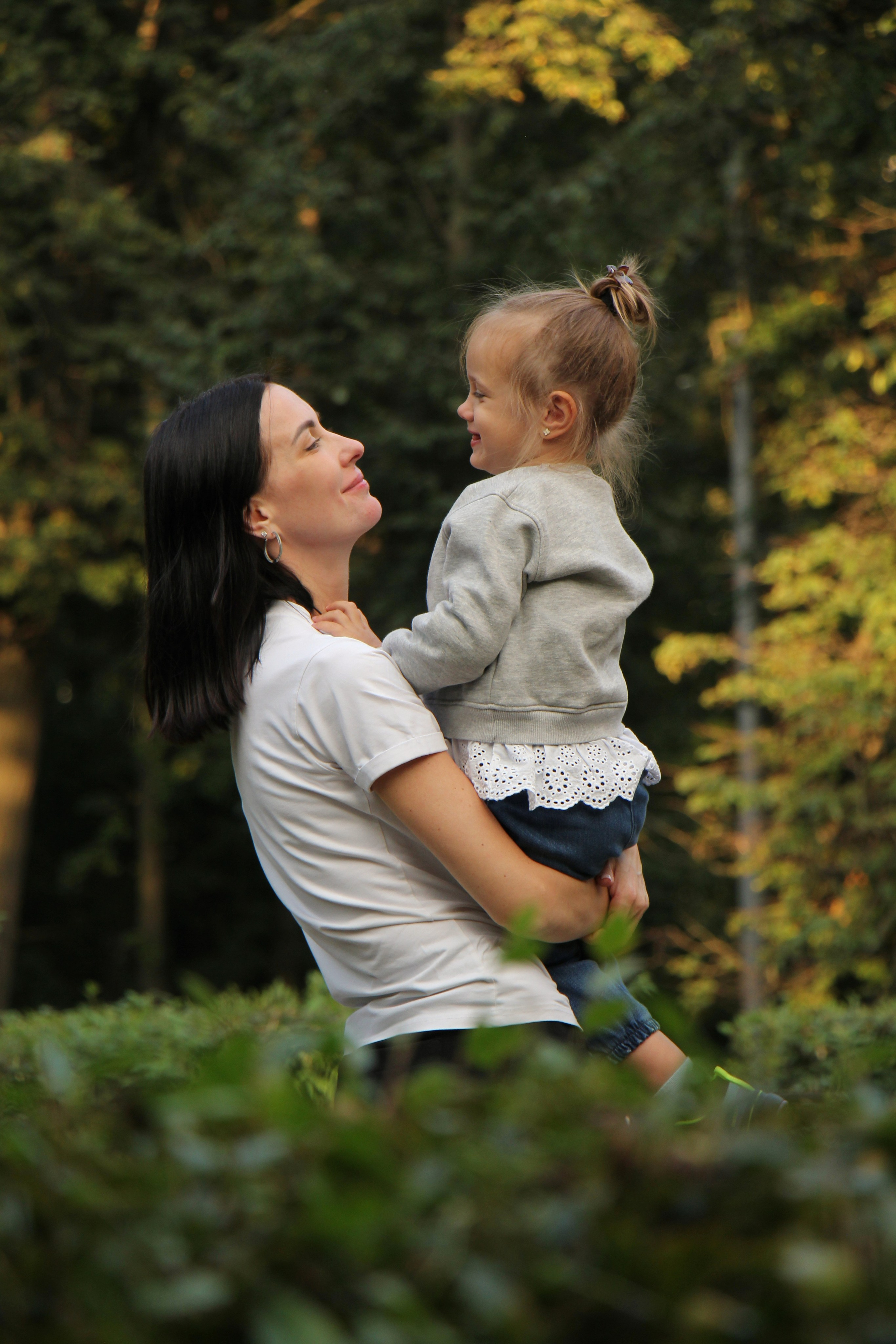 Аня с мамой на прогулке. Портретный фотограф Москва
