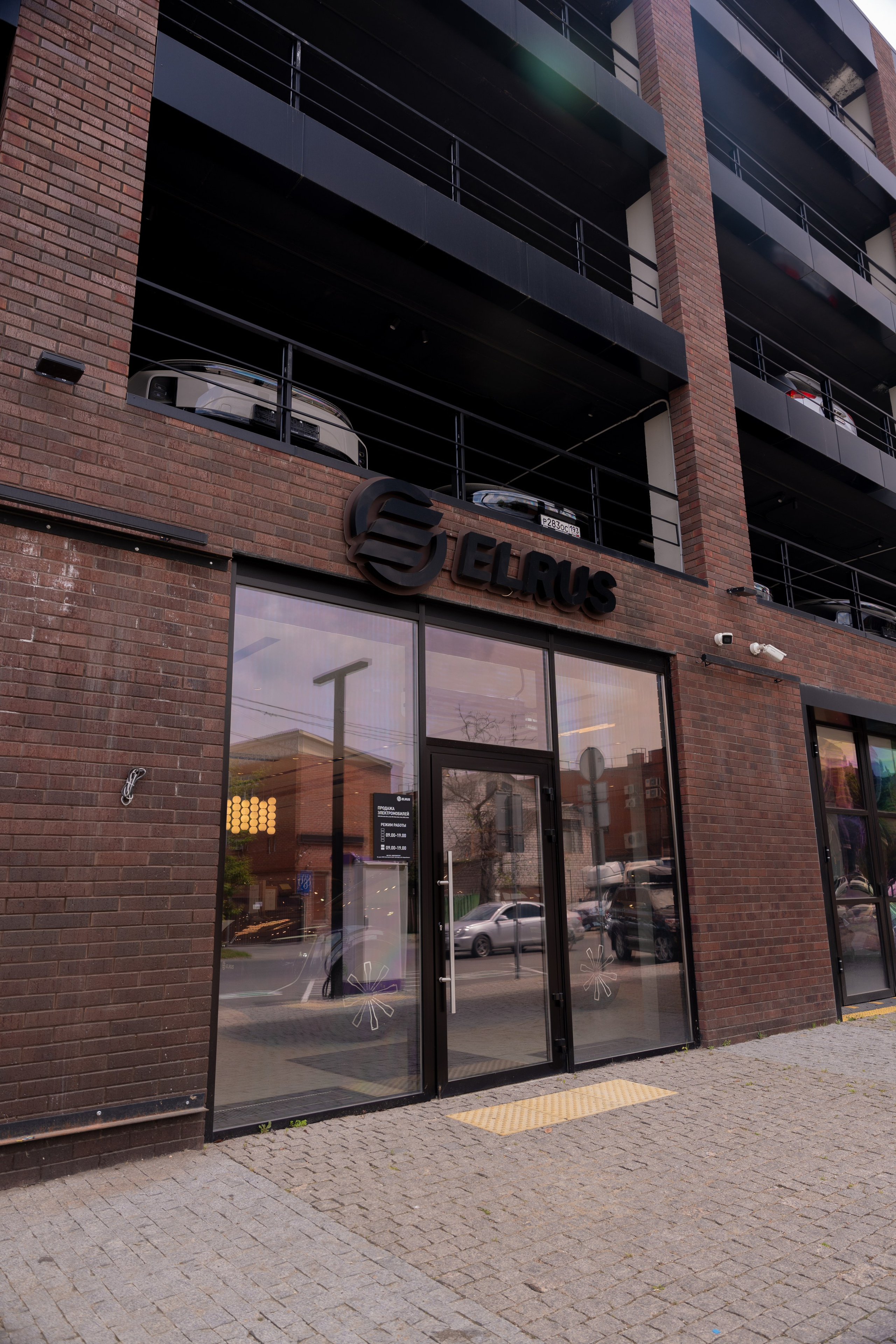 Интерьерная фотосъемка автосалона Elrus в Краснодаре. Zeekr, LiXiang Профессиональная фотосъемка интерьера премиум-автосалона в Краснодаре. Шедевры для Вас! Фотограф и Видеограф в Краснодаре Пахиев Руслан