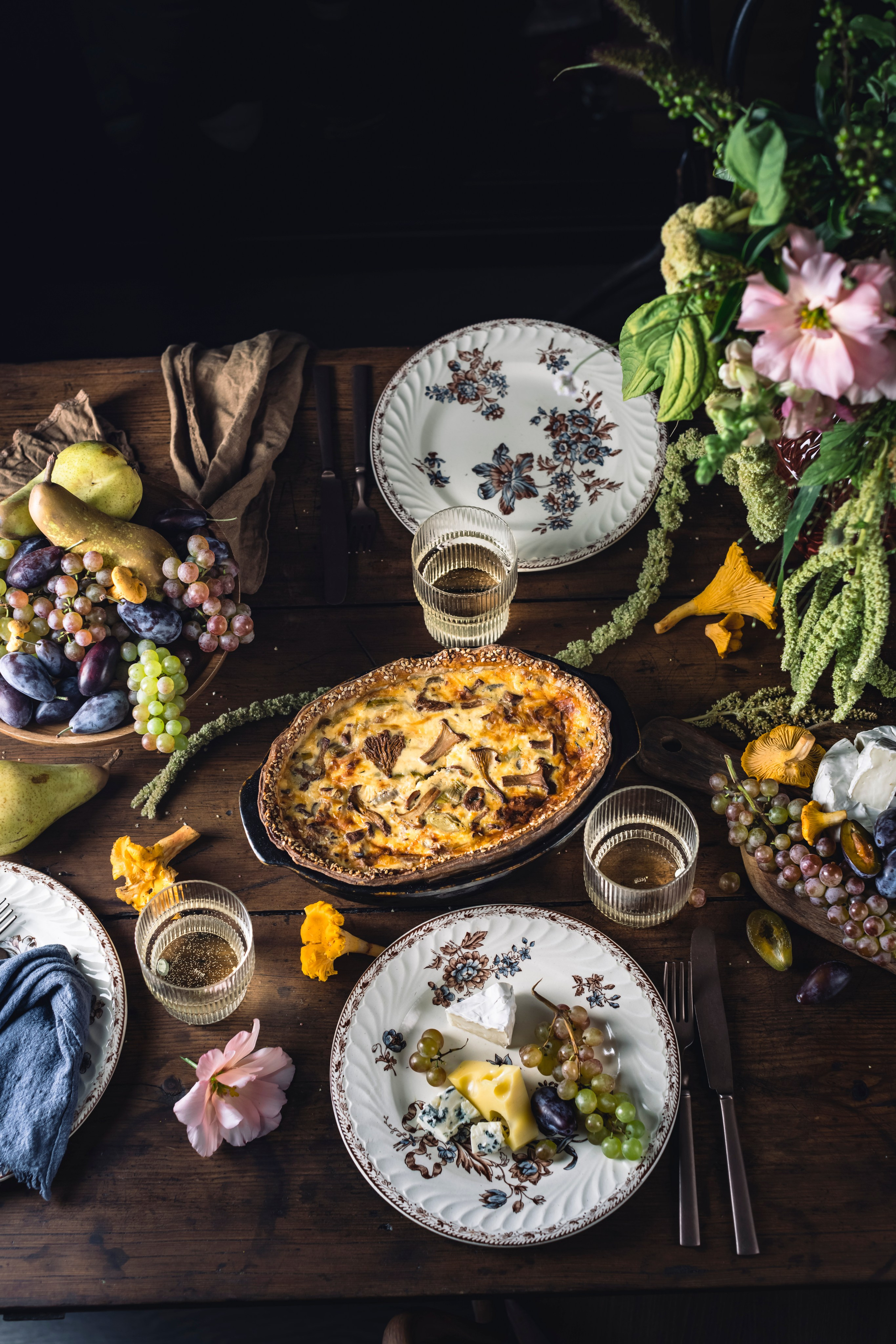 Киш с лисичками сервировка. Foodie Stories (гастрономические истории) рекламная фуд-фотосъёмка, Москва