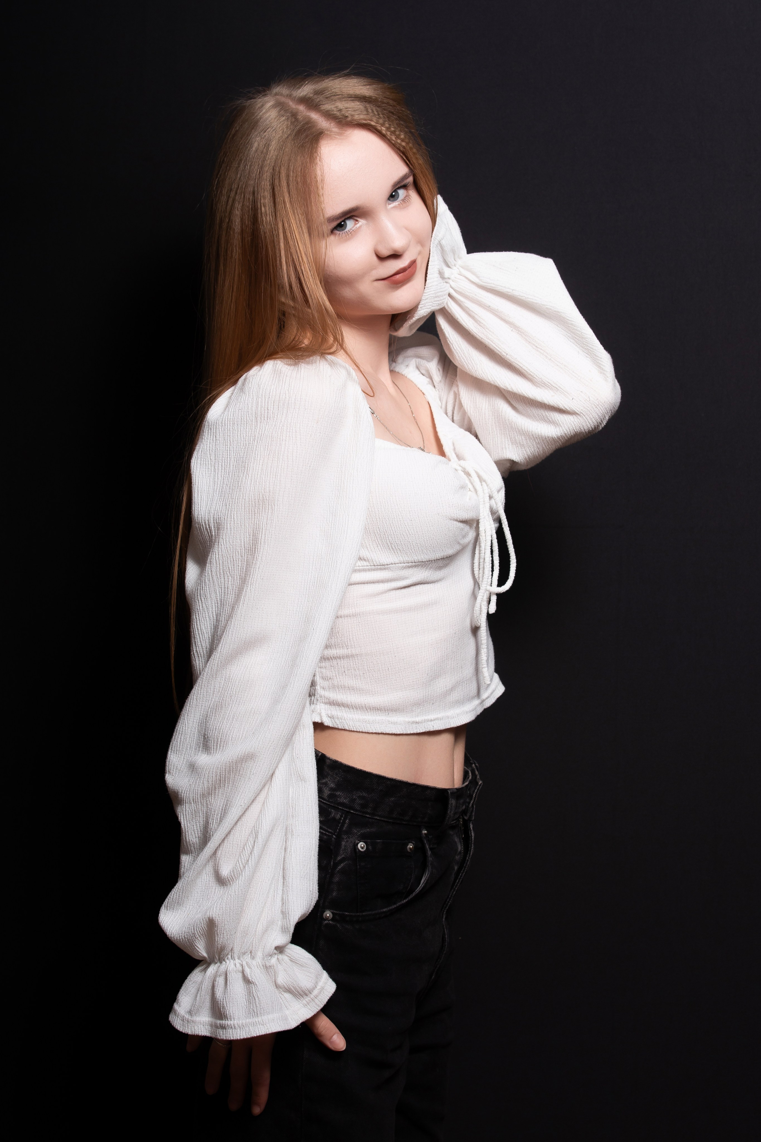 Портретная фотосессия для учеников 9 класса на чёрном фоне | Школьный фотограф Николай Богатырёв | Твой альбом / Твои правила. ТВОЙ АЛЬБОМ / ТВОИ ПРАВИЛА