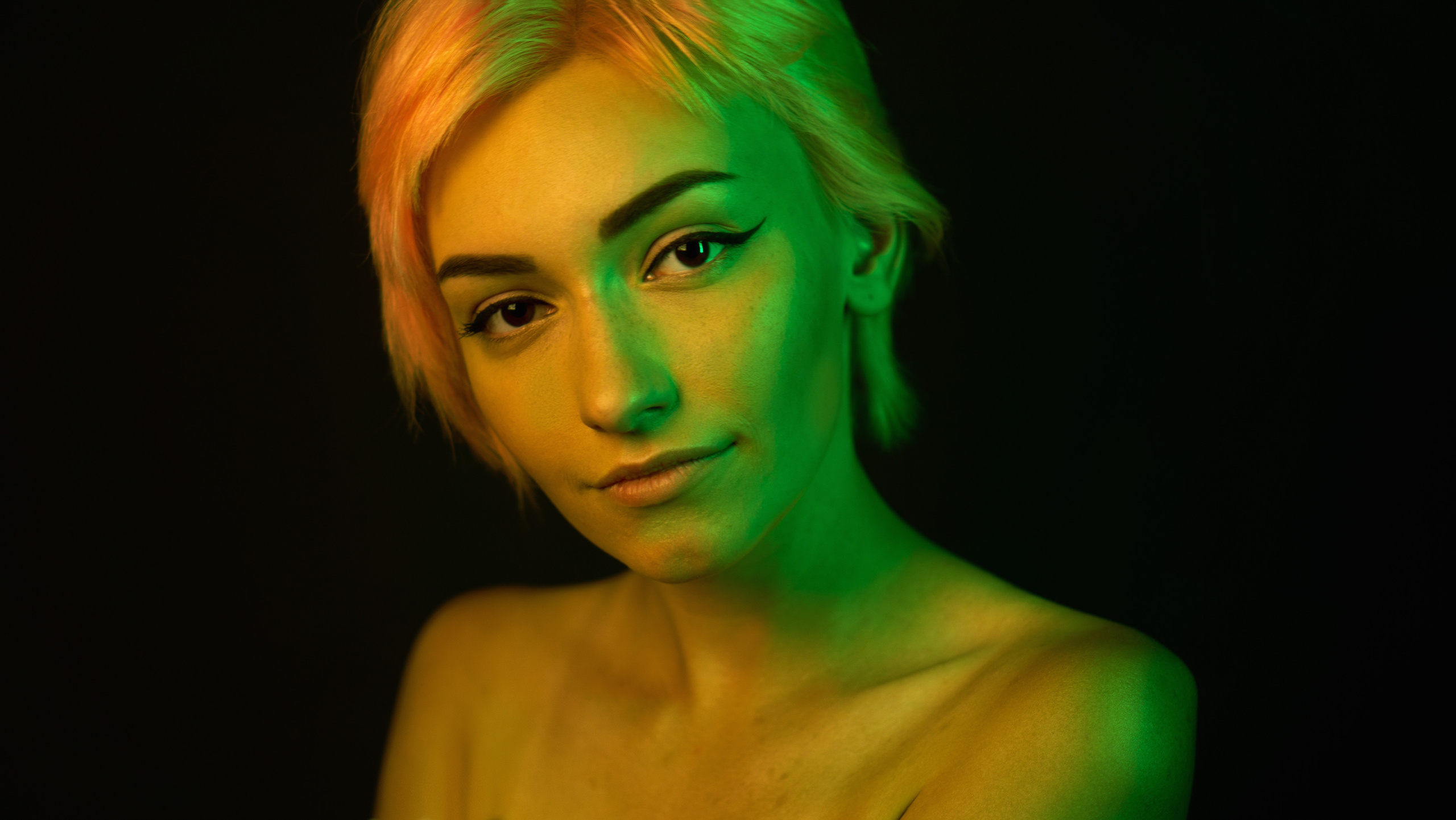 Кристина. Краска холи. Фотограф в Самаре Туваев от художественных портретов до маркетплейсов