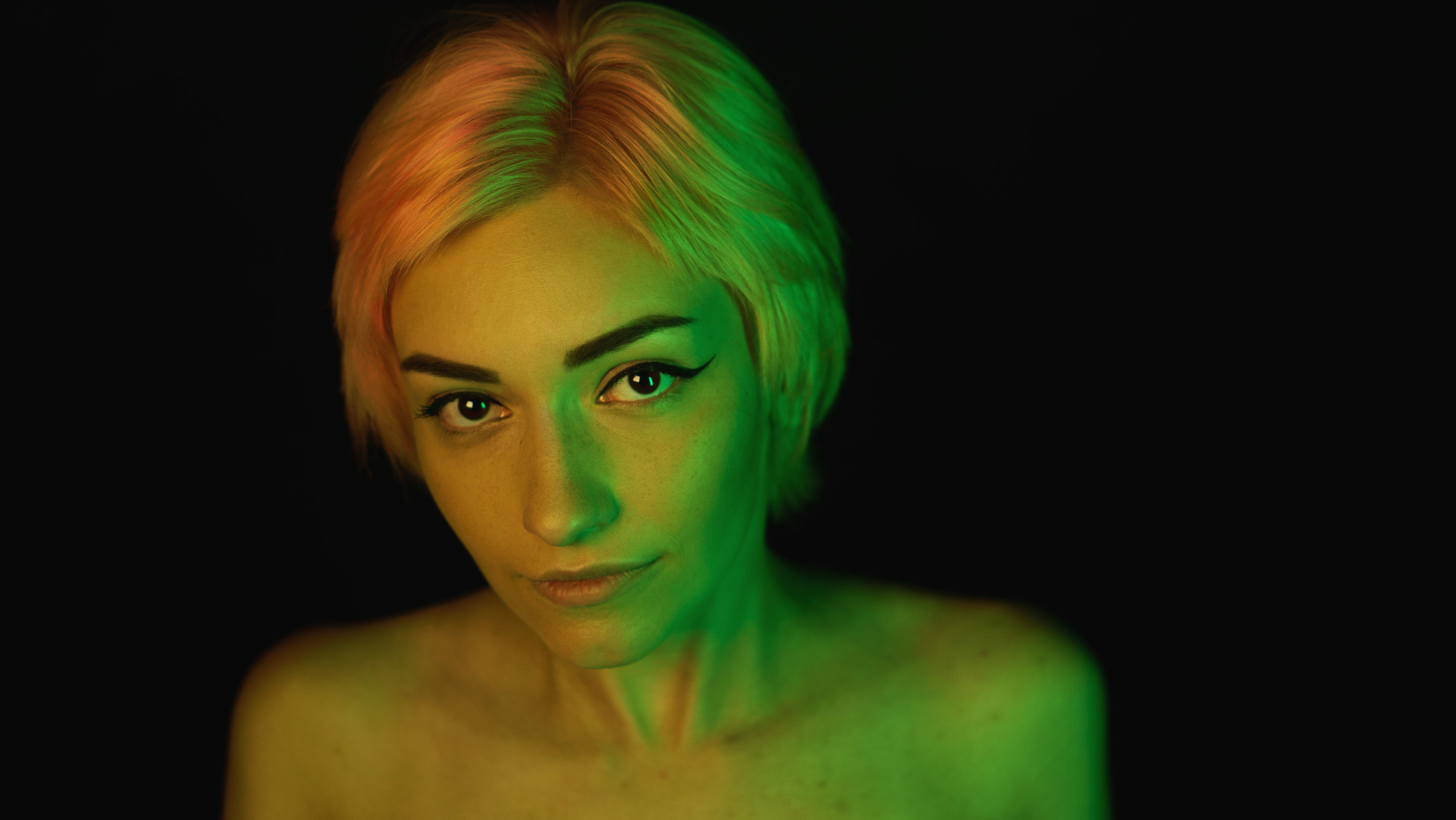 Кристина. Краска холи. Фотограф в Самаре Туваев от художественных портретов до маркетплейсов