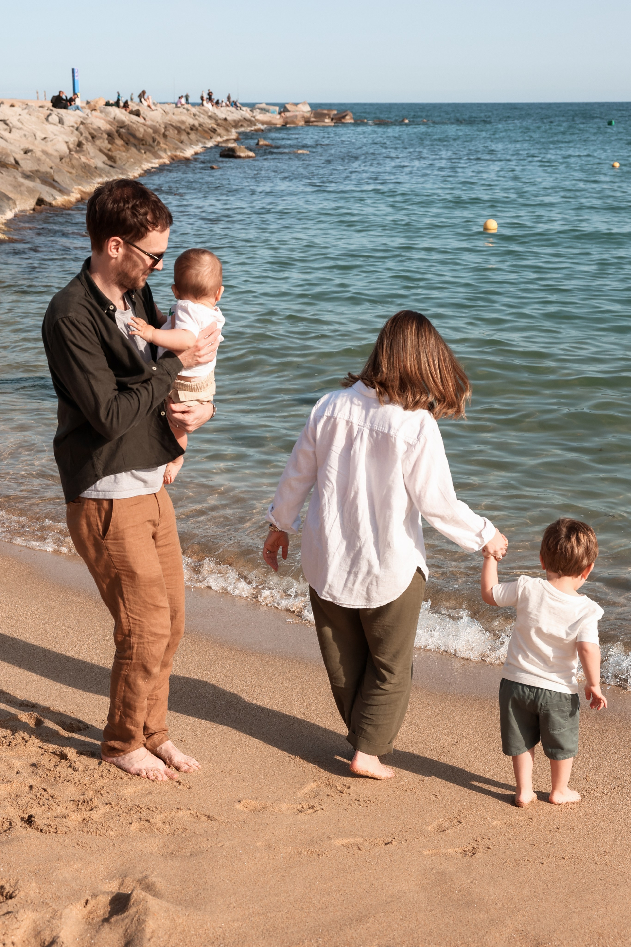 Family pizza at the sea. Natalia Zhuravleva|family, newborn, maternity photographer in Barcelona