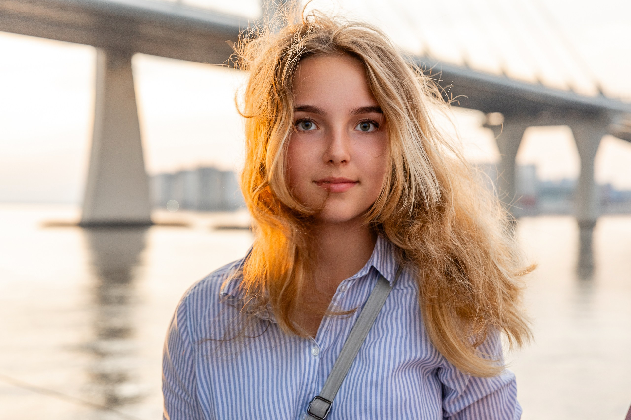 Фотография девушки на теплоходе на фоне моста