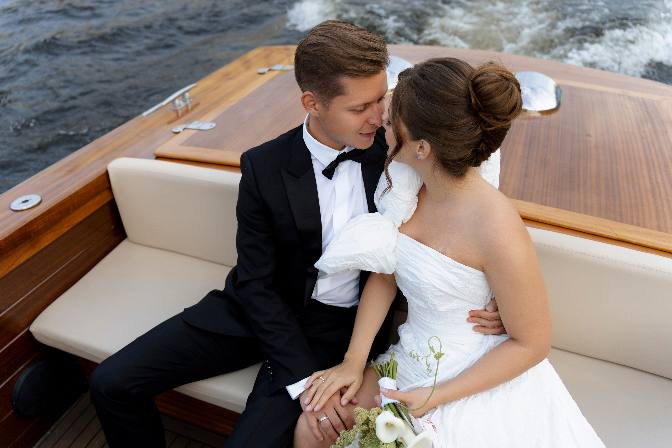 Настя и Лёша. Прогулка по Питеру. Катер. На цифру и плёнку. Свадебный фотограф Катерина Чулкова