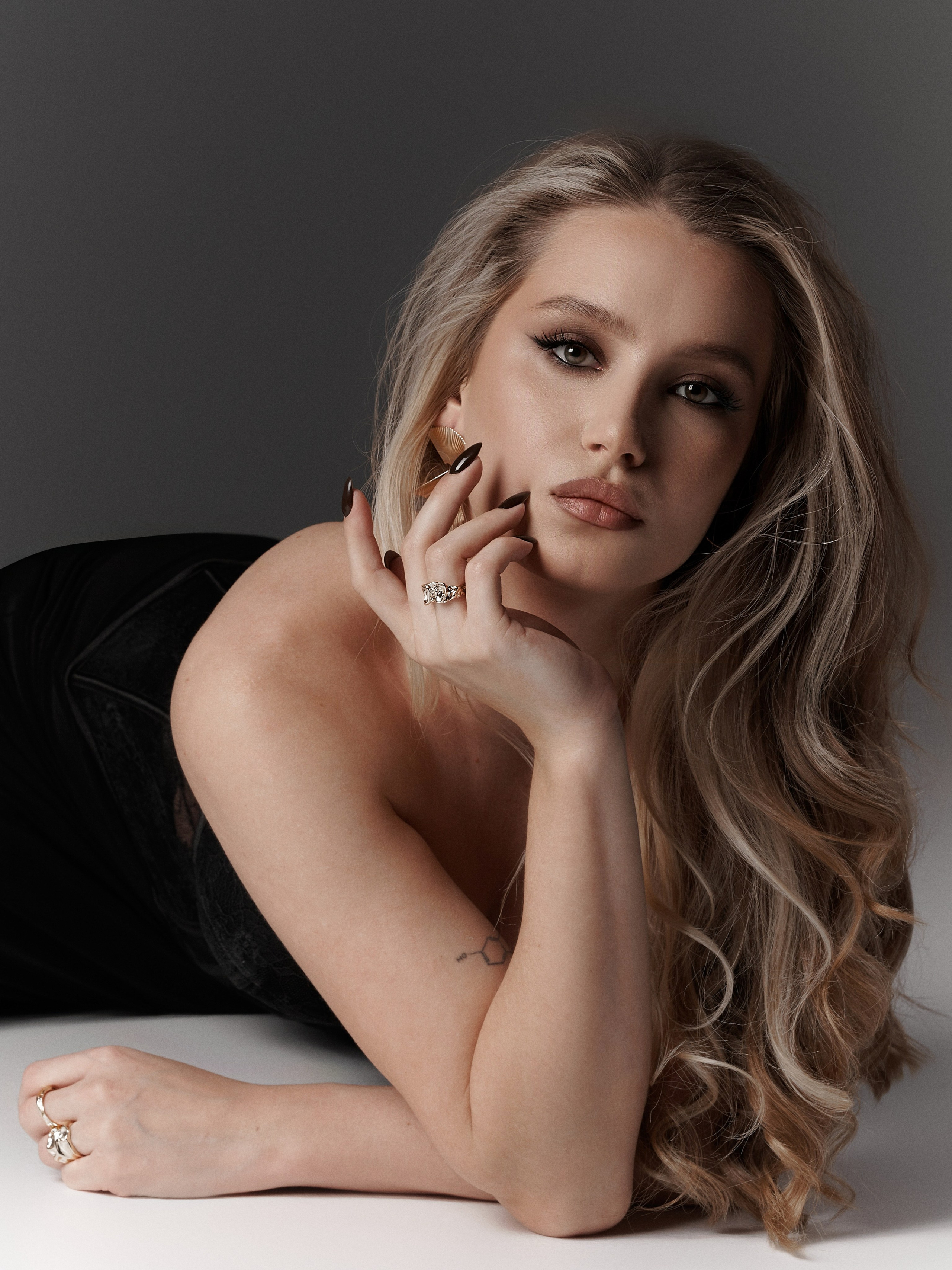 Индивидуальная женская фотосессия с искусственным светом