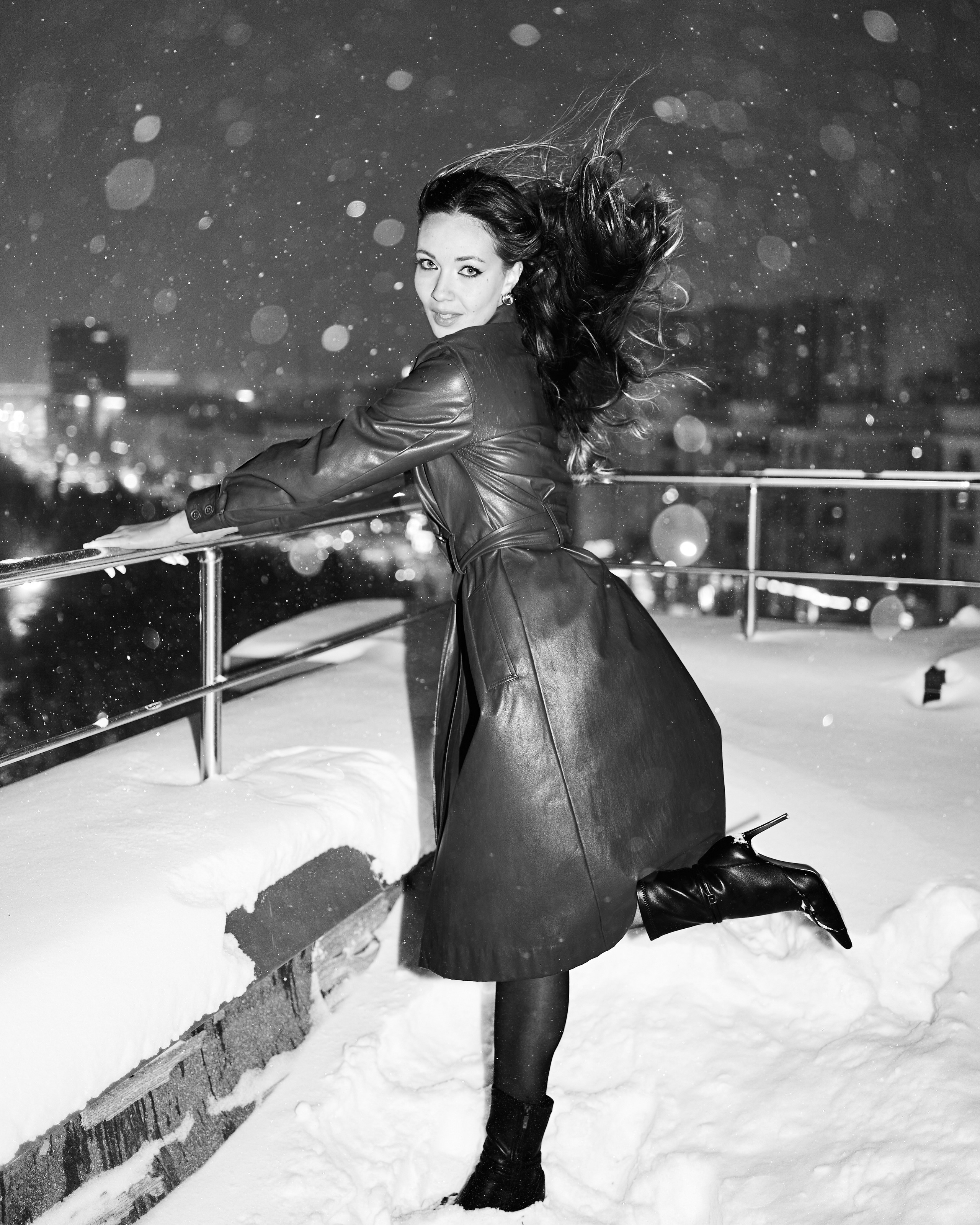 Девушка в маске зайчика, в маске зайца, лакированные перчатки, виниловые перчатки, винил, черное мини платье, ночной город. Girl in bunny mask, patent leather gloves, vinyl gloves, vinyl, black mini dress, night city Фотограф Челябинск, фотограф Екатеринбург, фотограф Москва, фотосессия для портфолио, индивидуальная фотосессия Челябинск, фотосессия Екатеринбург, fashion фотограф Челябинск, фотосессия для себя, прогулочная фотосессия, женственная, элегантная фотосессия, фотопроект в Челябинске