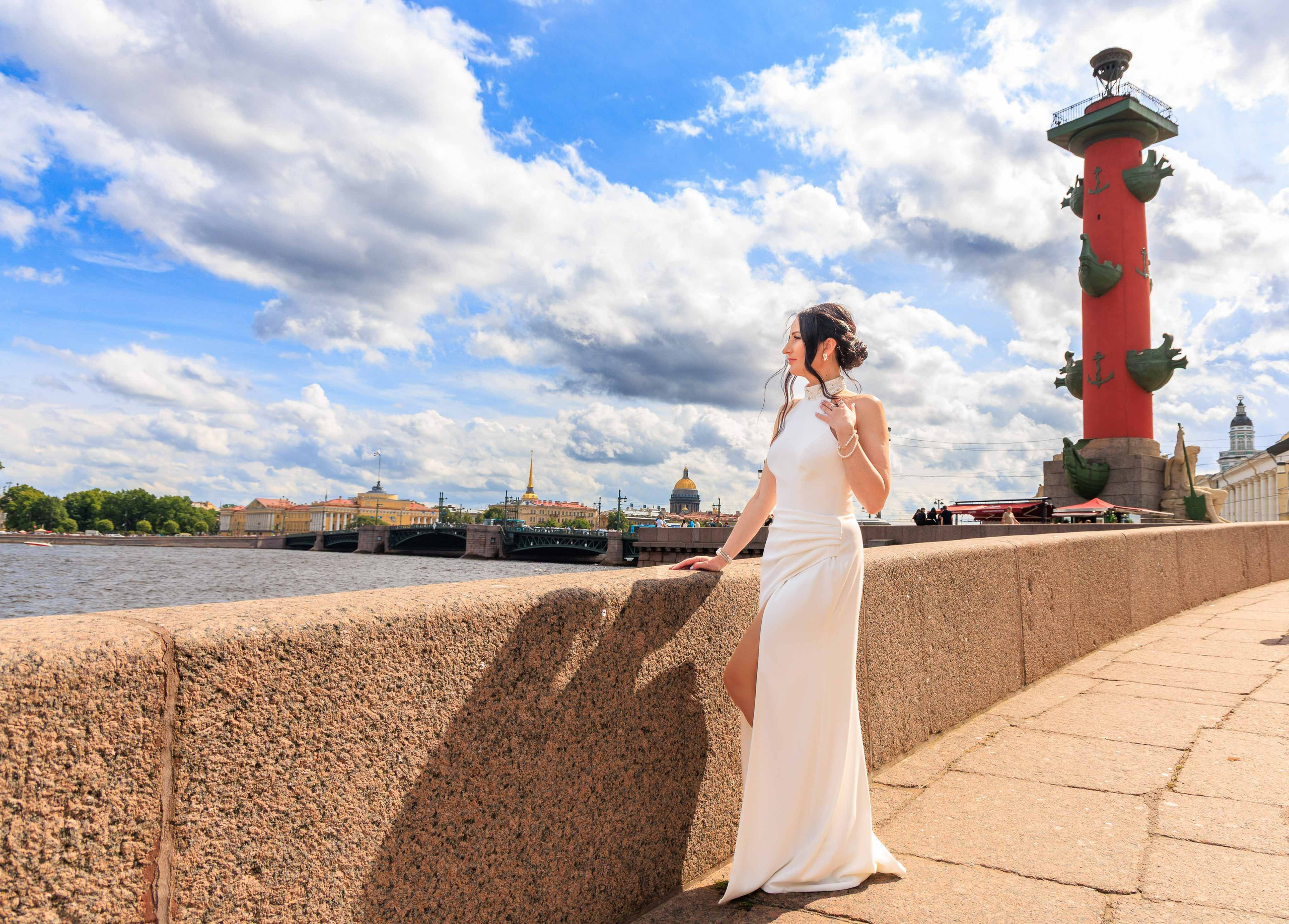 Свадебная фотосессия в Петергофе - фото у фонтанов.