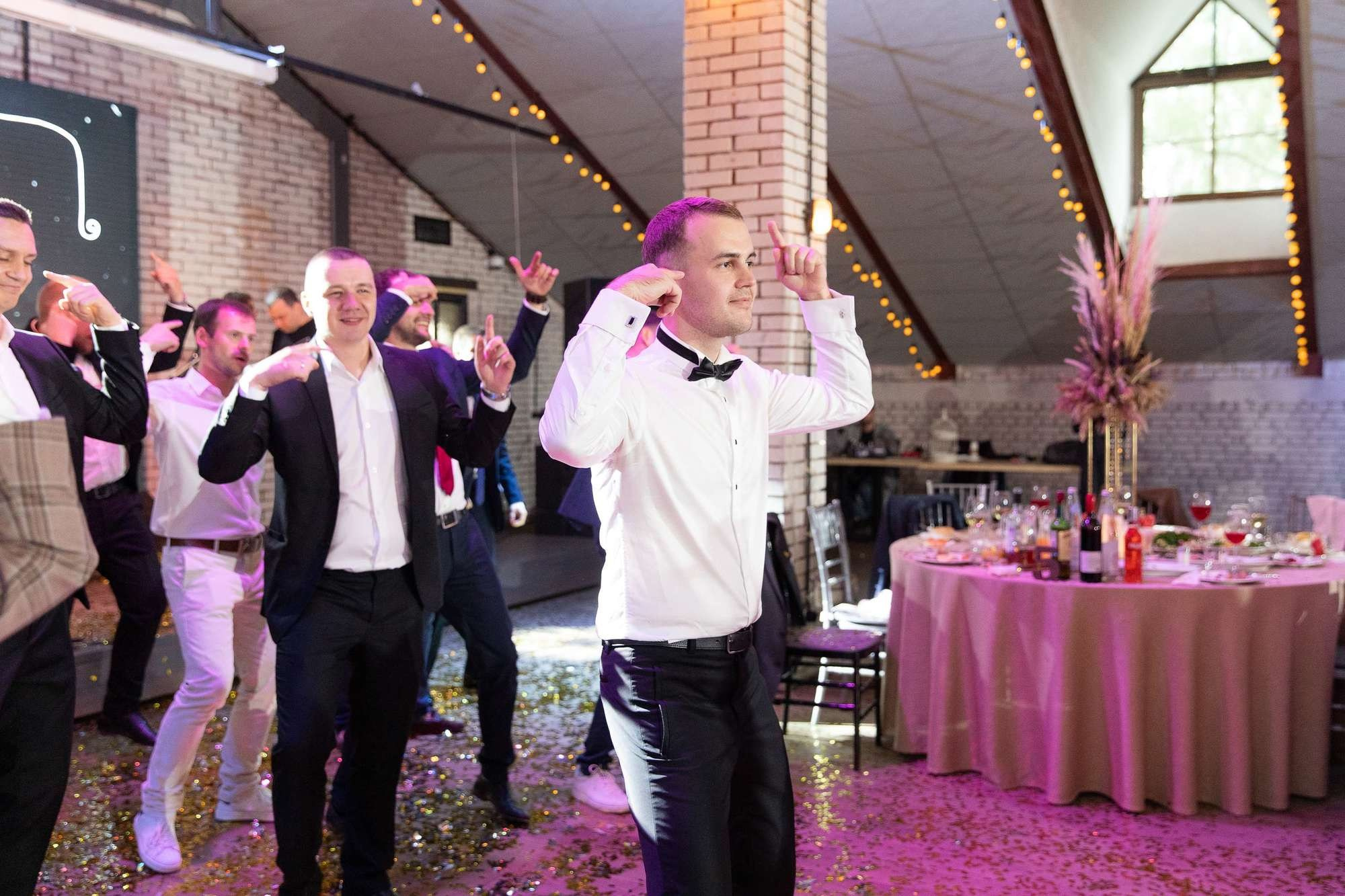 Жених танцует с друзьями