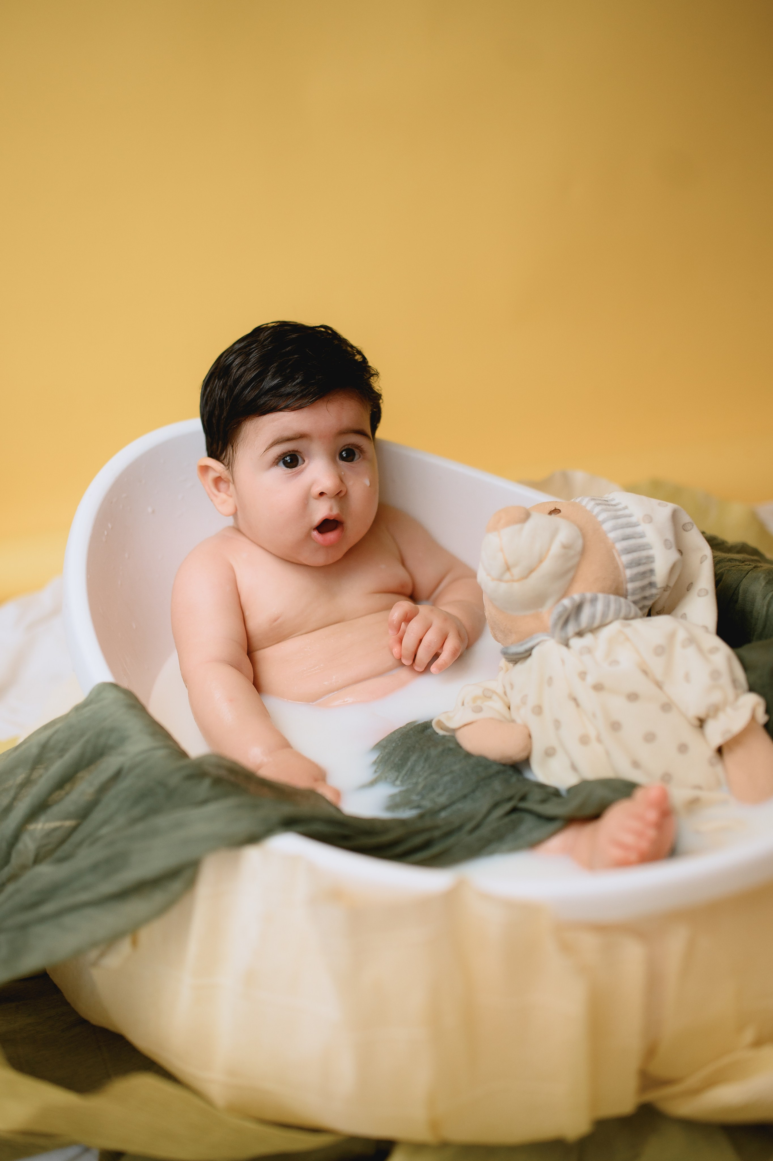 Тиграша 7 мес и молочная ванночка. Фотограф Котова Валентина