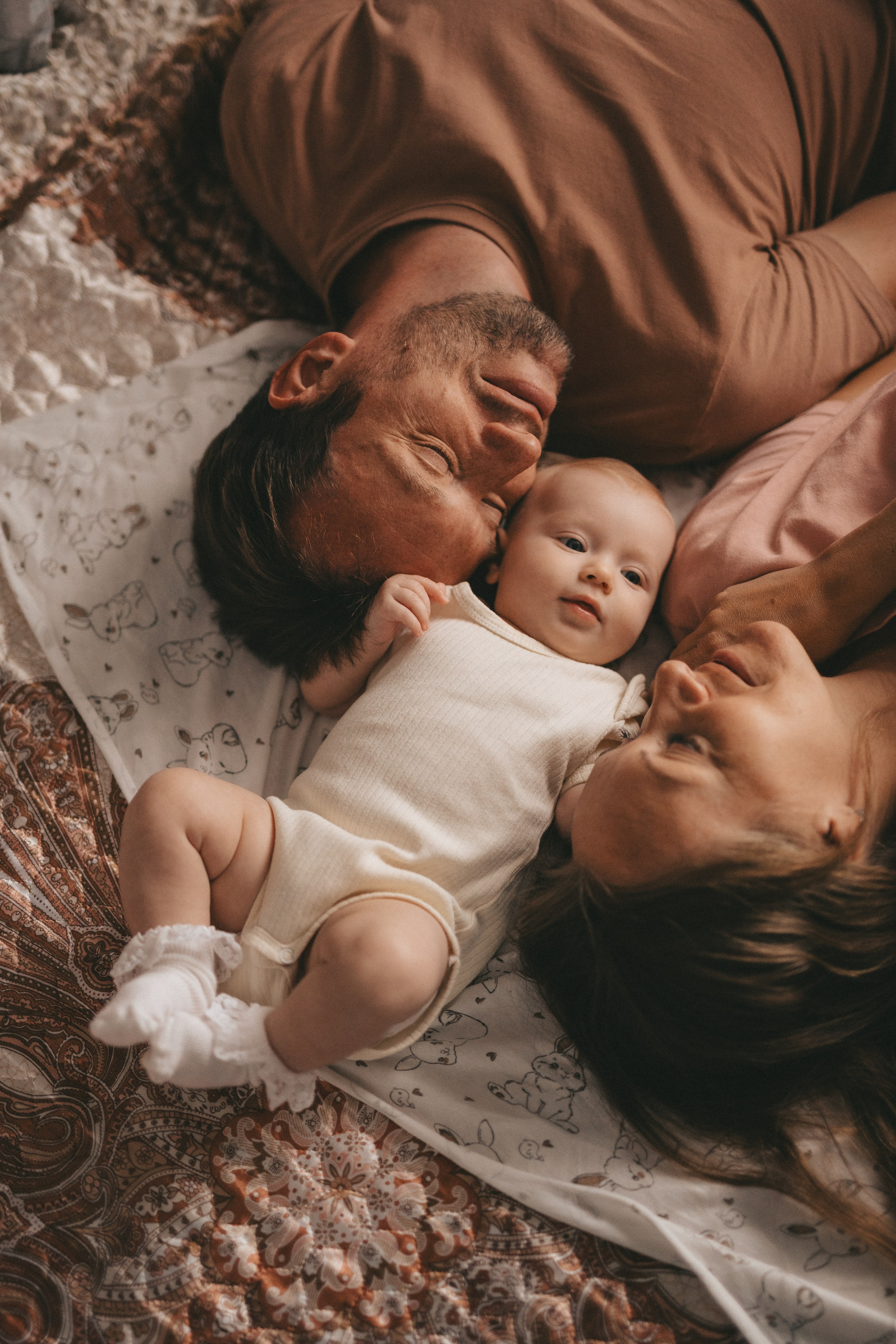 мама папа и ребенок дома на кровати