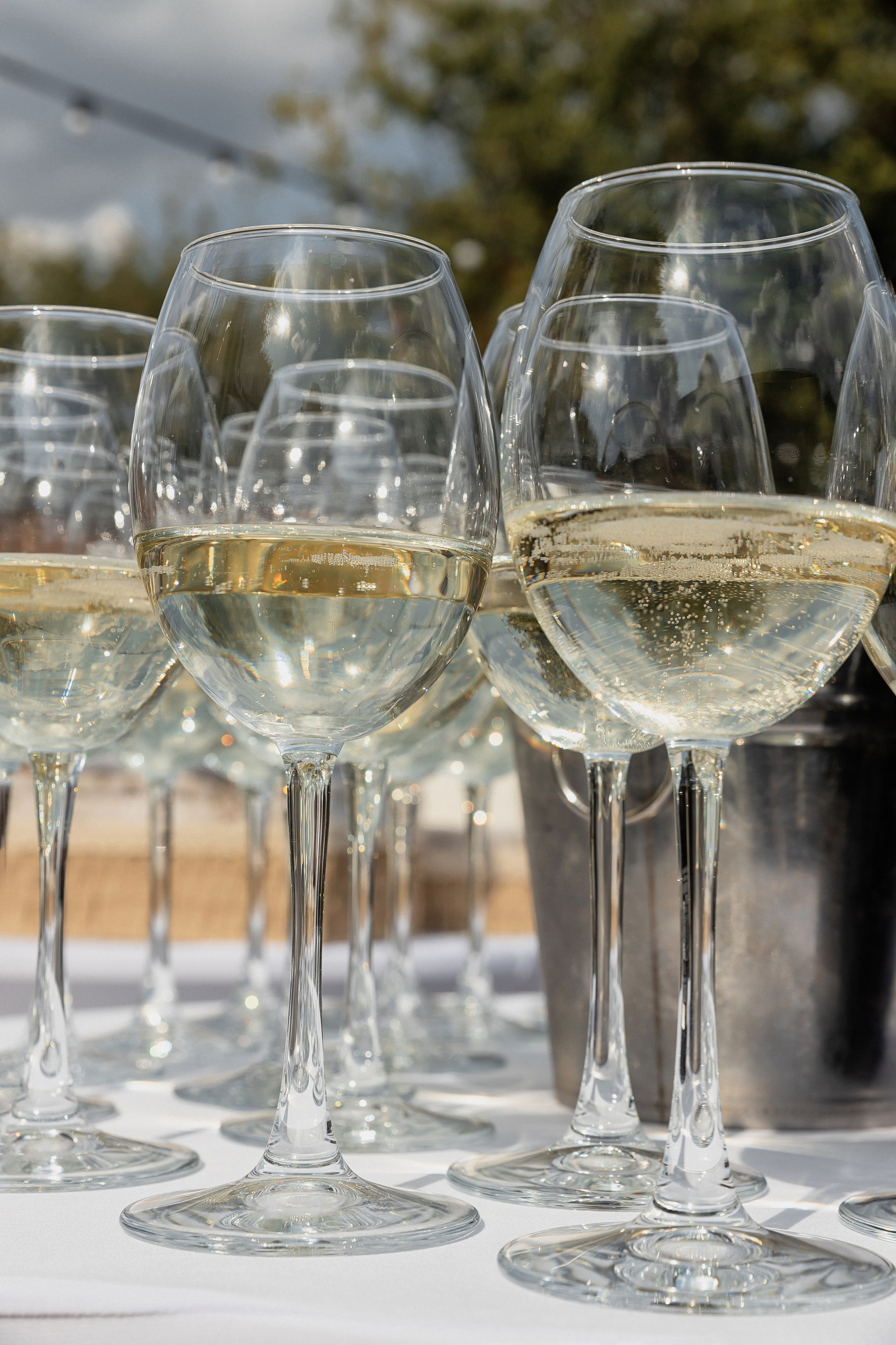 Свадебный фуршет на улице ресторана Шодо, бокалы с белым игристым вином и ведёрко для охлаждения