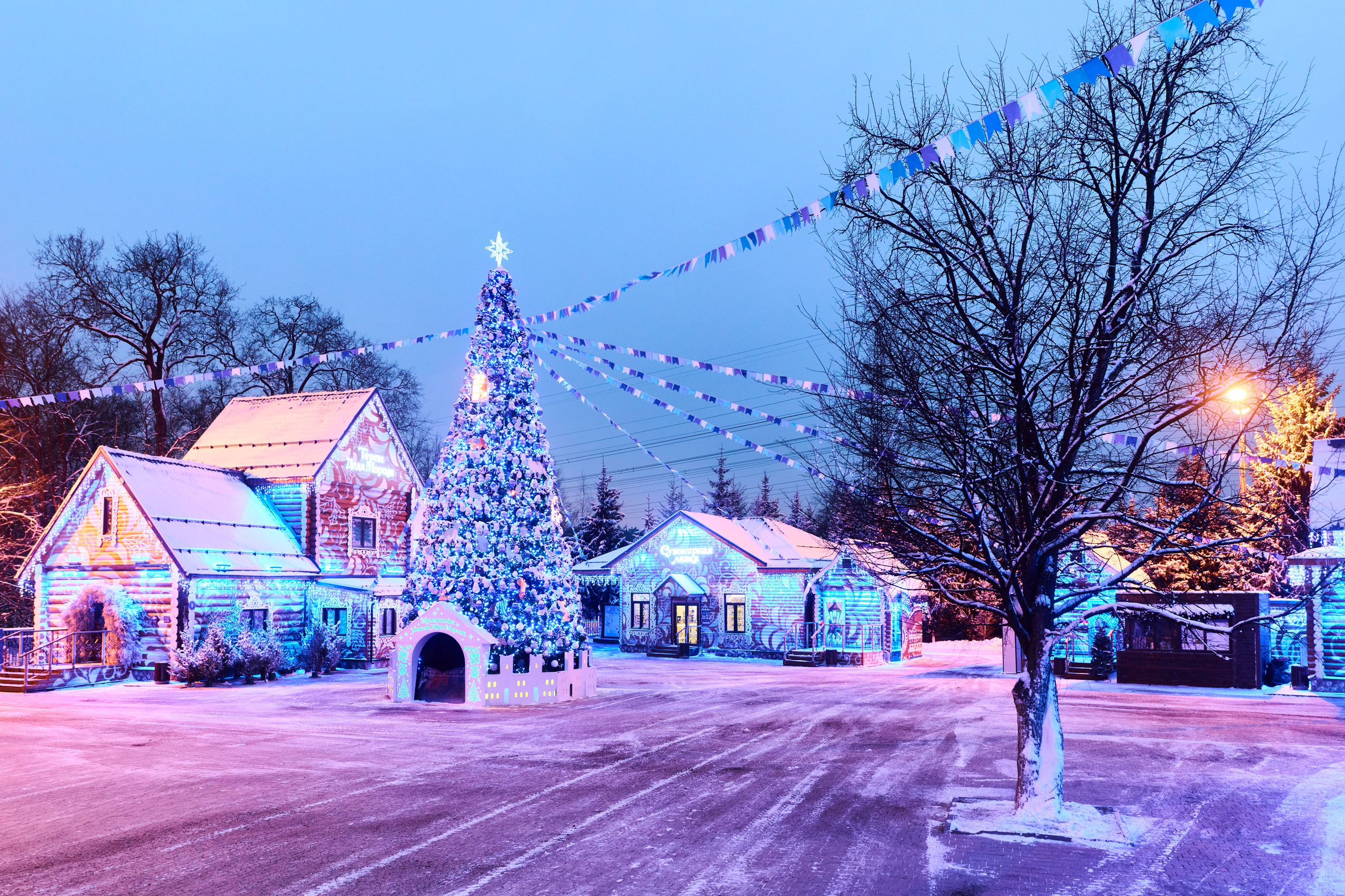 Терема Усадьбы Деда Мороза вечером. Никита Хохловский фото и видео продакшн