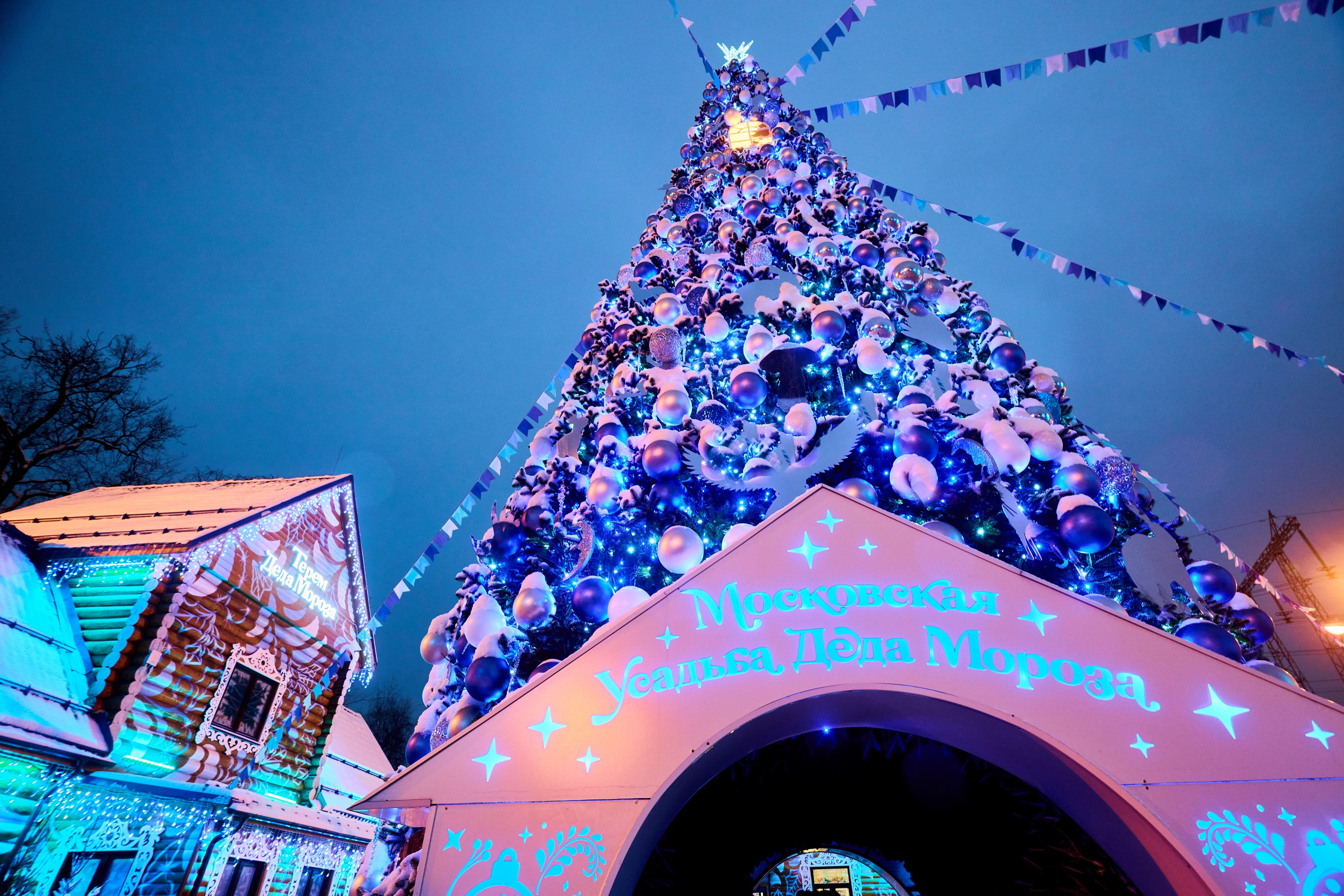 Терема Усадьбы Деда Мороза вечером. Никита Хохловский фото и видео продакшн