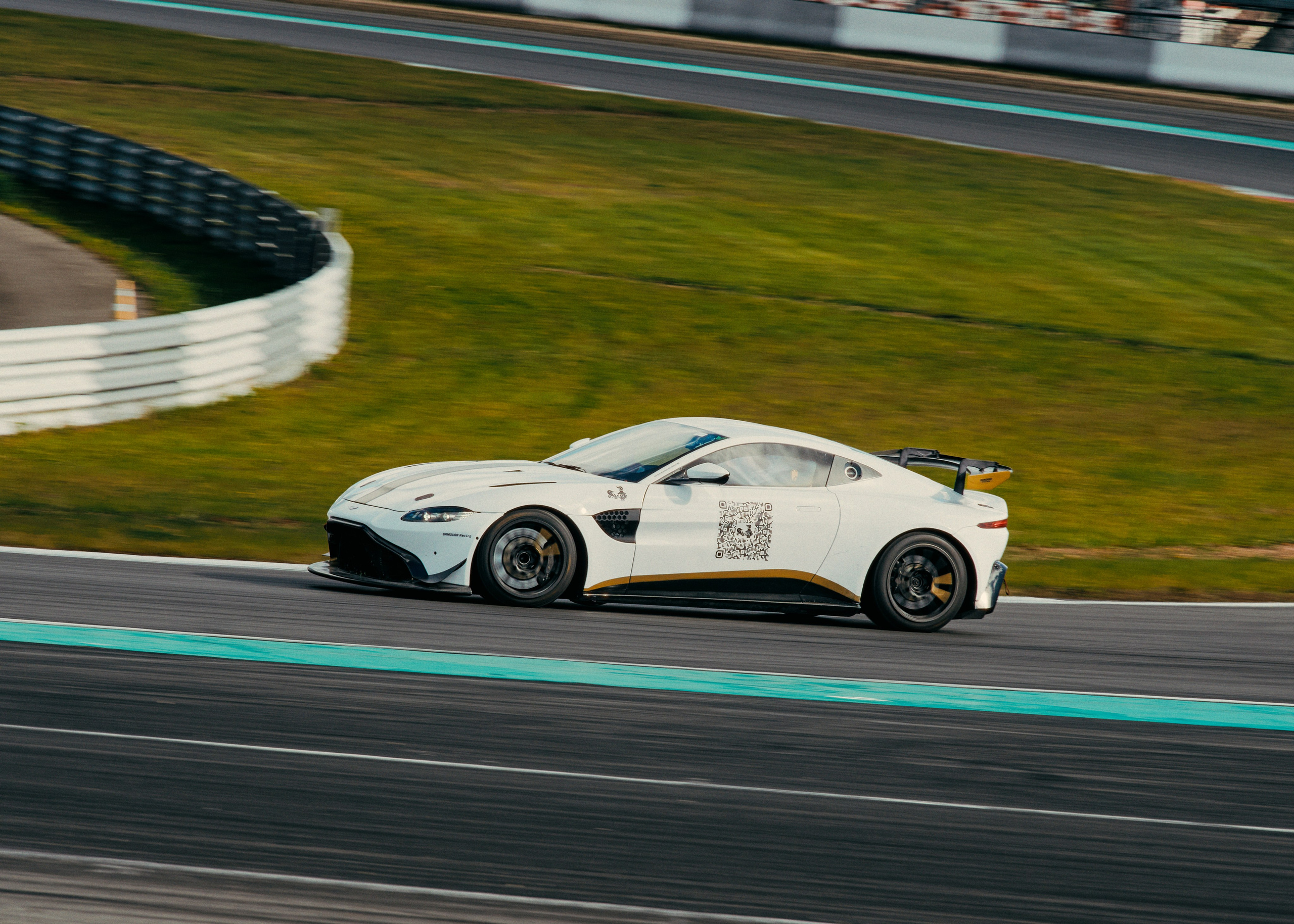 Aston Martin Vantage GT4. Автомобильный и коммерческий фотограф Москва