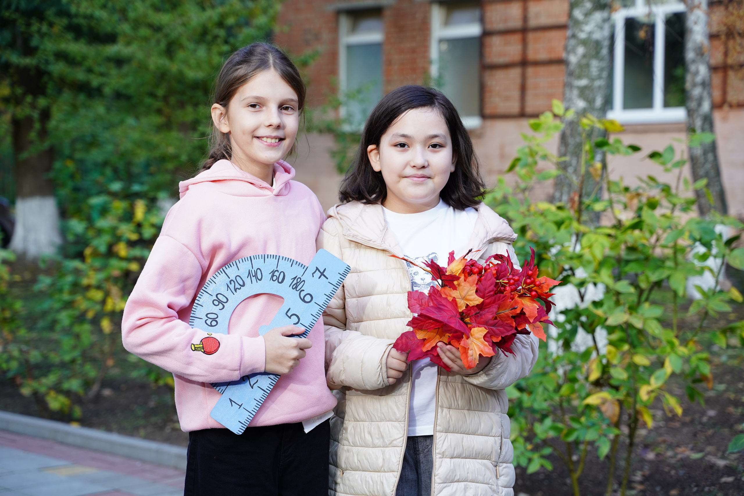 Фото с другом. MEMENTO.Выпускные альбомы, школьные, юбилейные и другие книги. Ростов-на-Дону