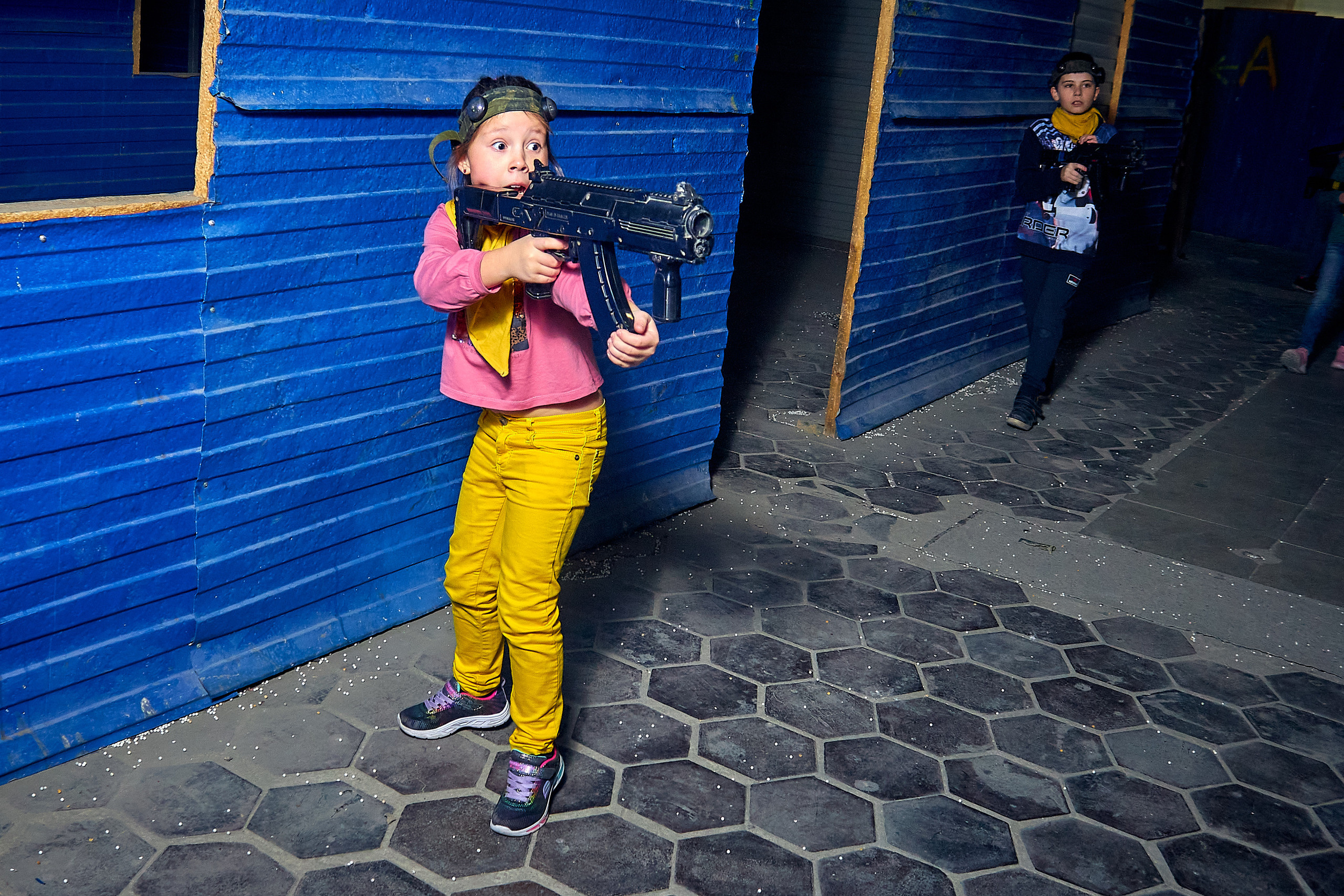 Девочка с стреляет из автомата