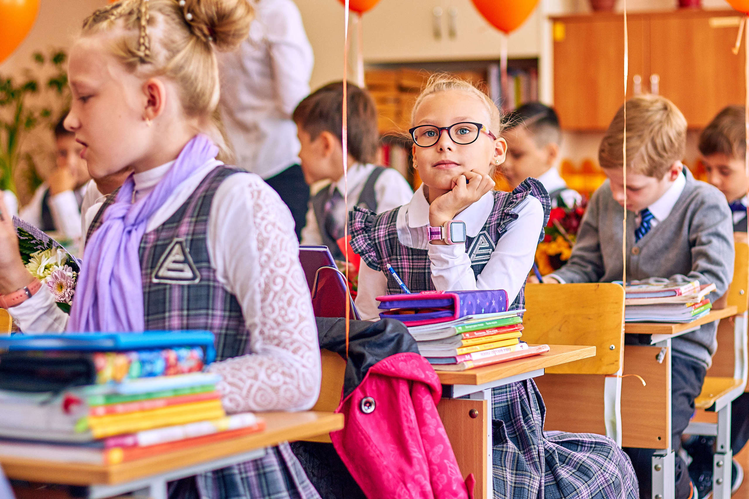 Ученица на уроке за партой