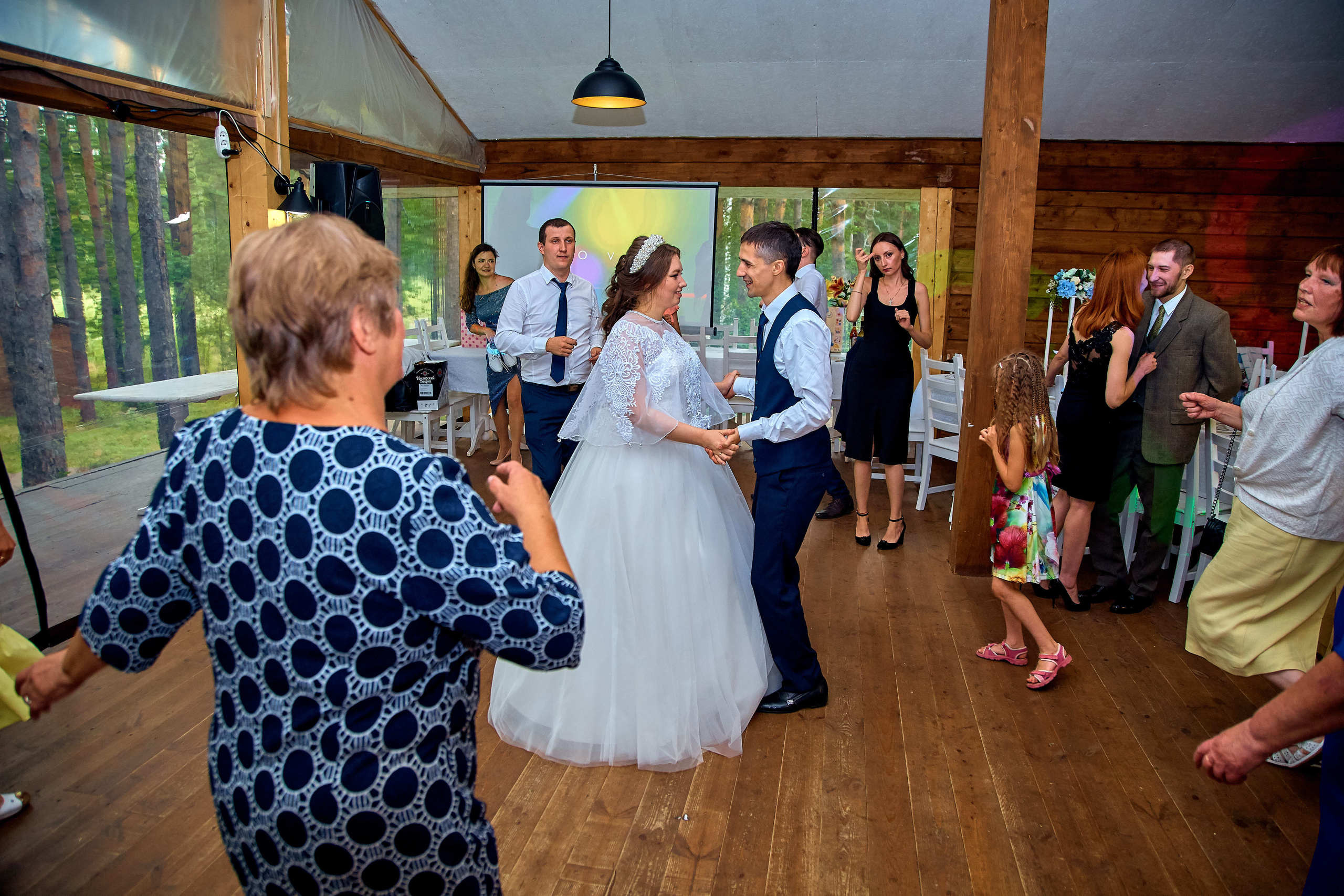 Жених и невеста танцуют танец