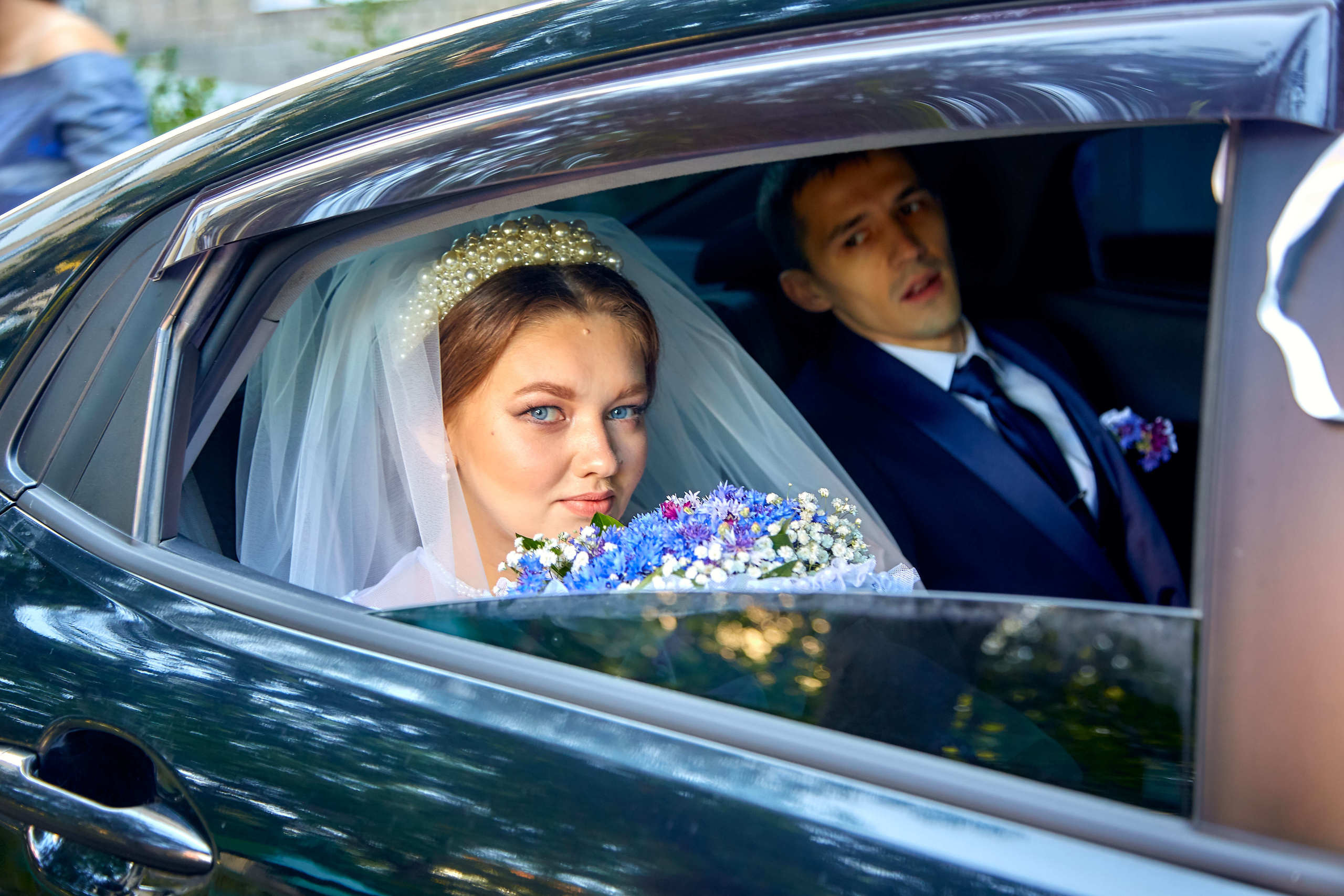 Невеста с букетом в машине