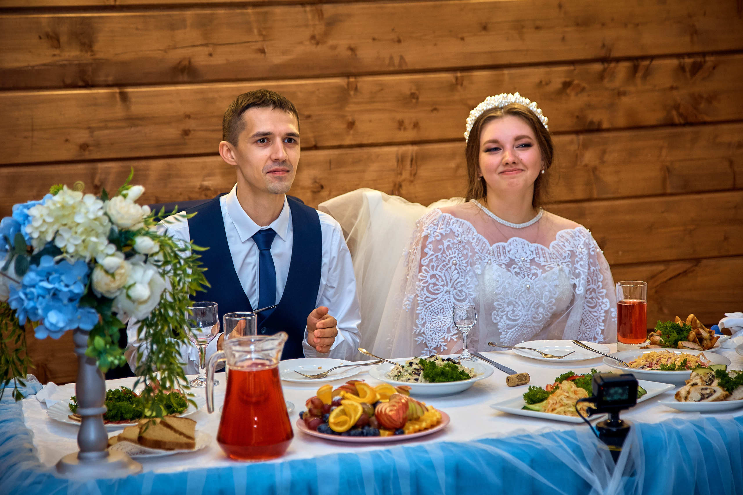 Жених и невеста сидят за столом