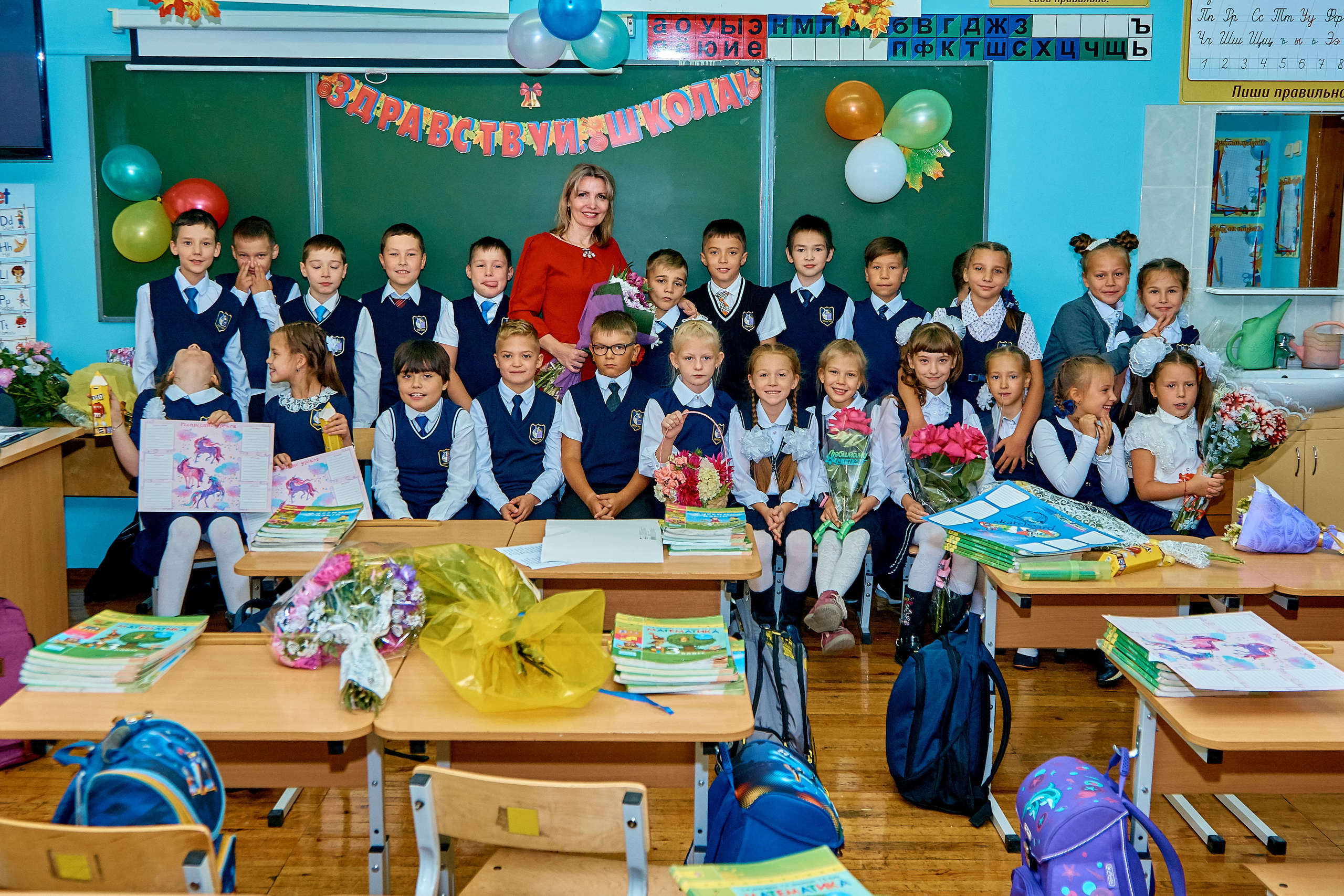 Весь класс с учителем возле доски