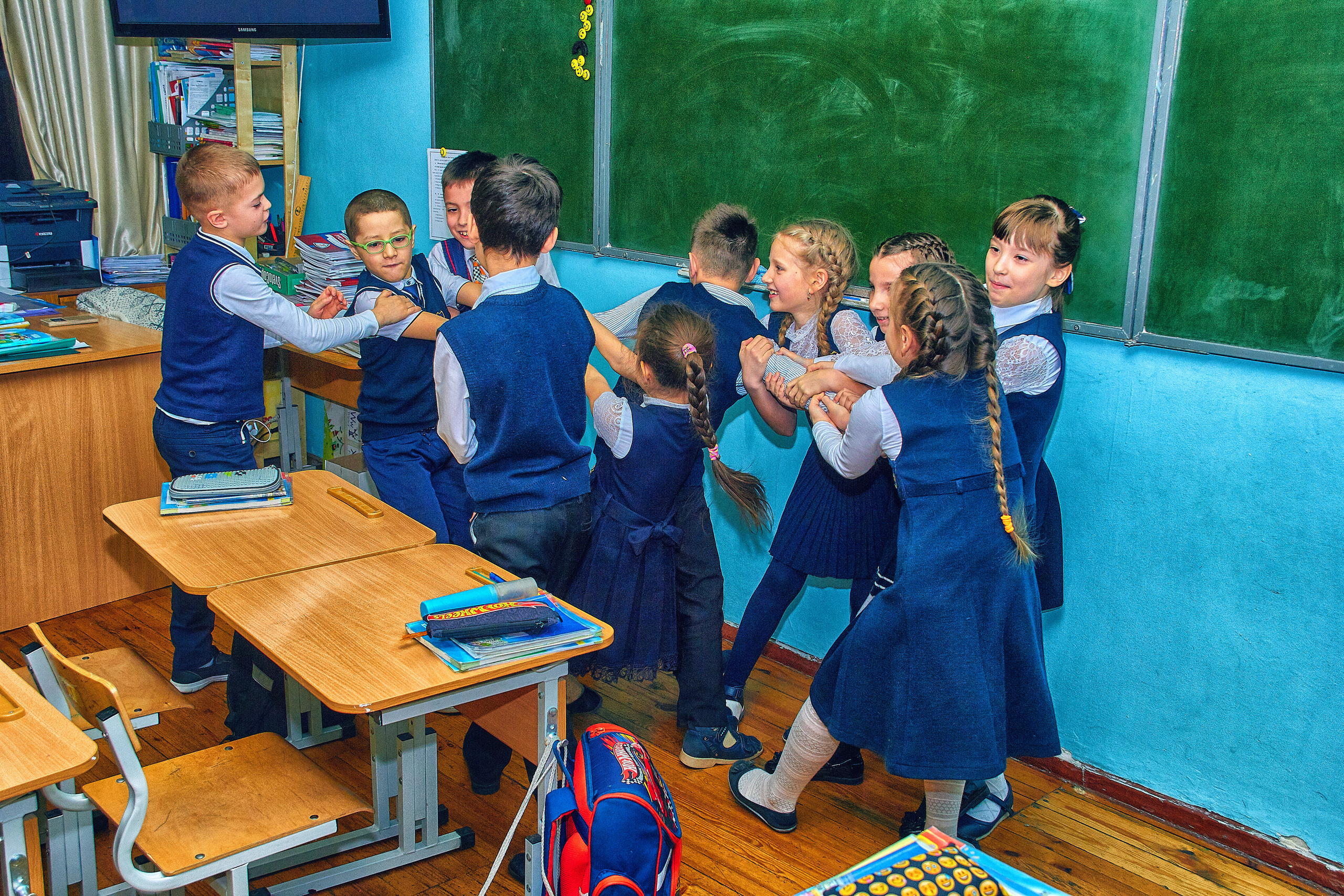 Школьники играют возле доски