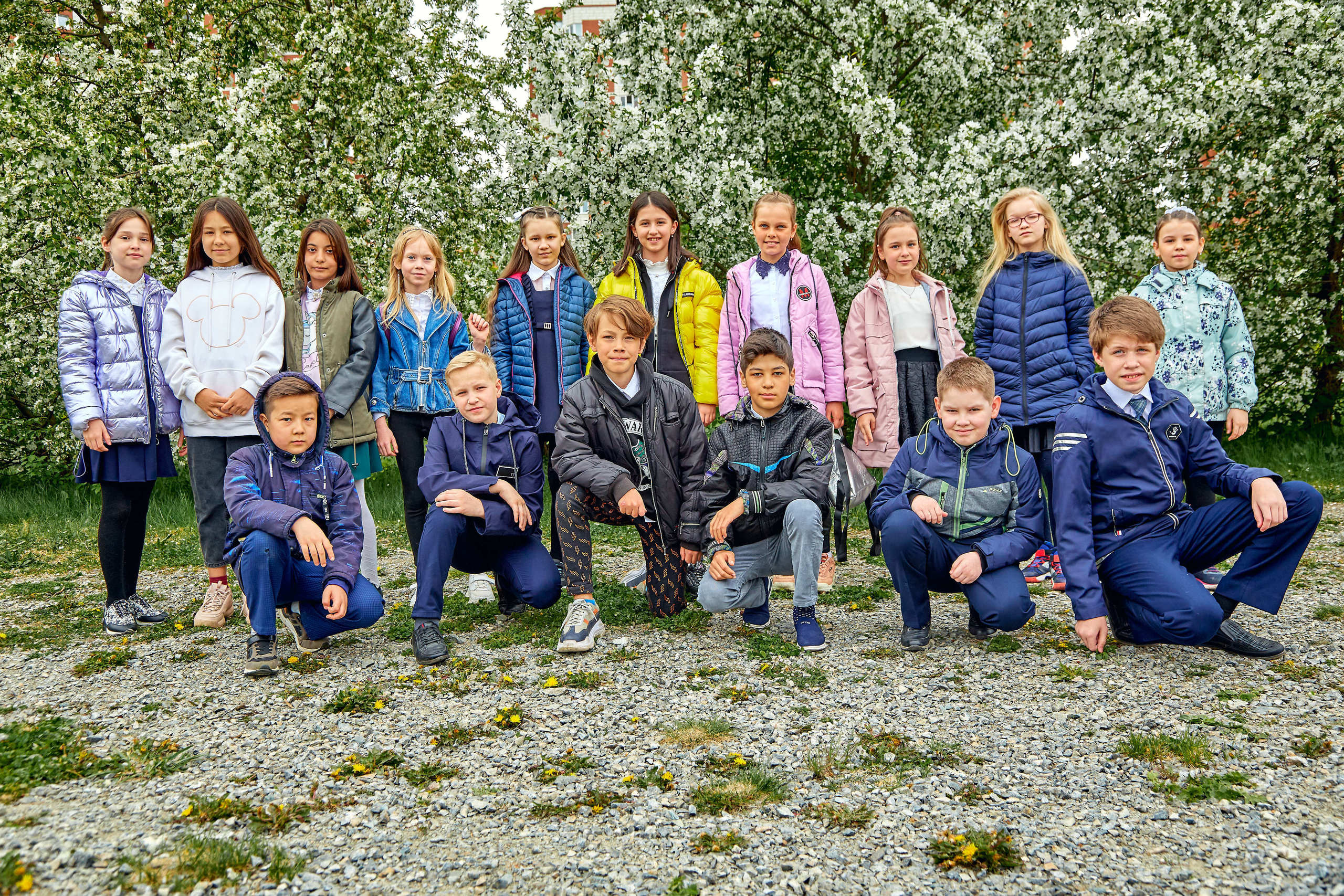 Школьный класс на улице в парке