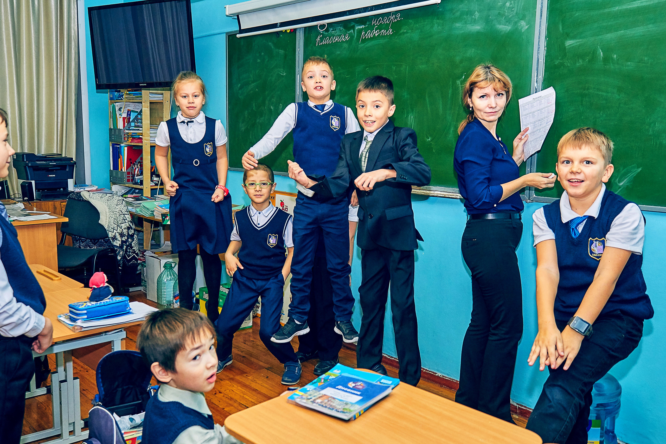 Школьники и учитель возле доски