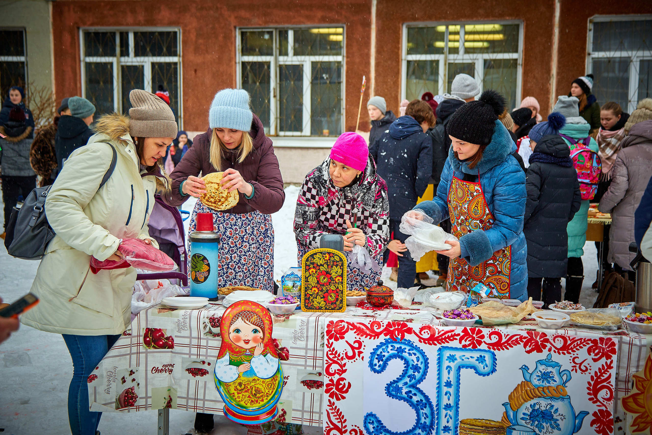Масленица во дворе школы