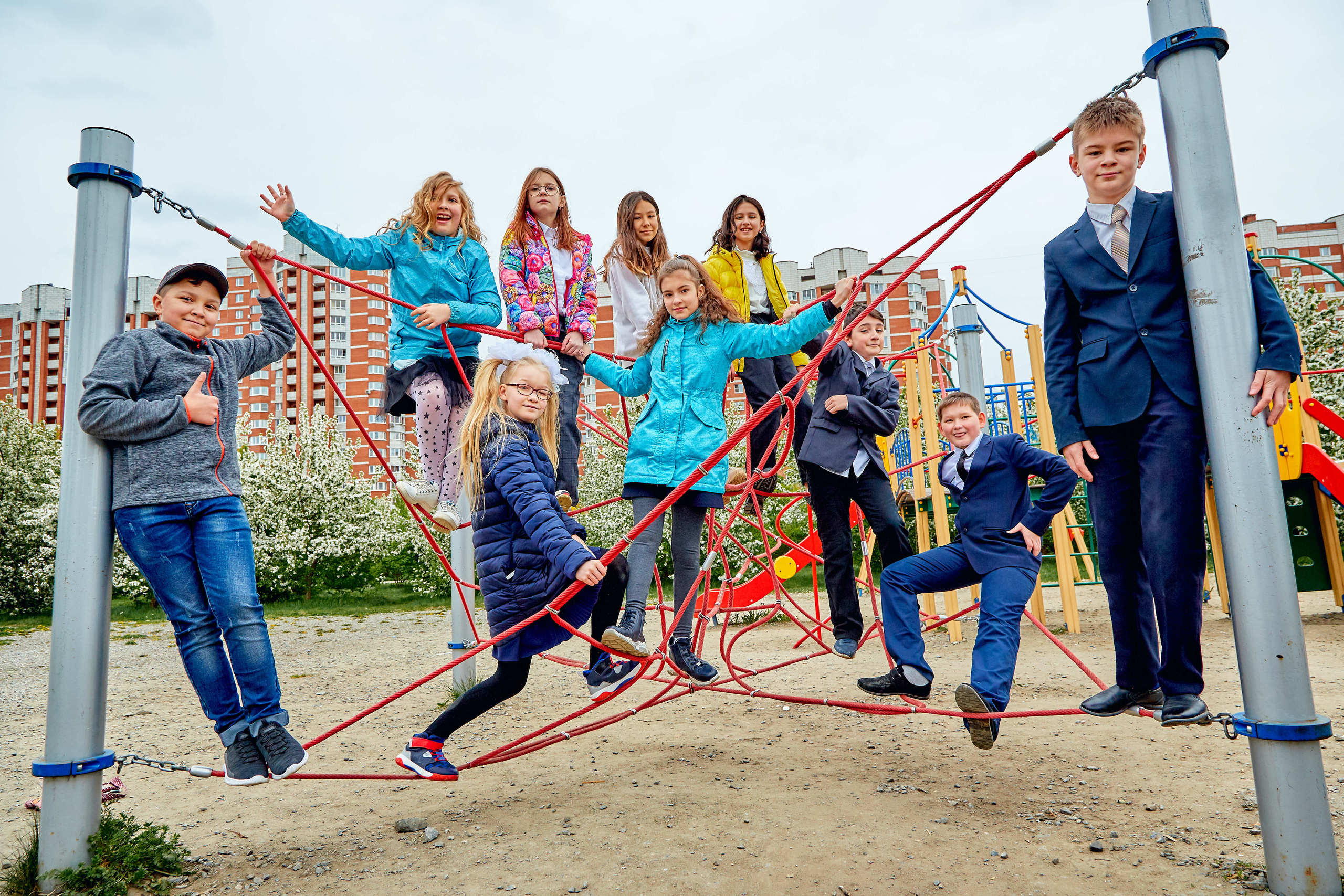 Школьный класс на детской площадке