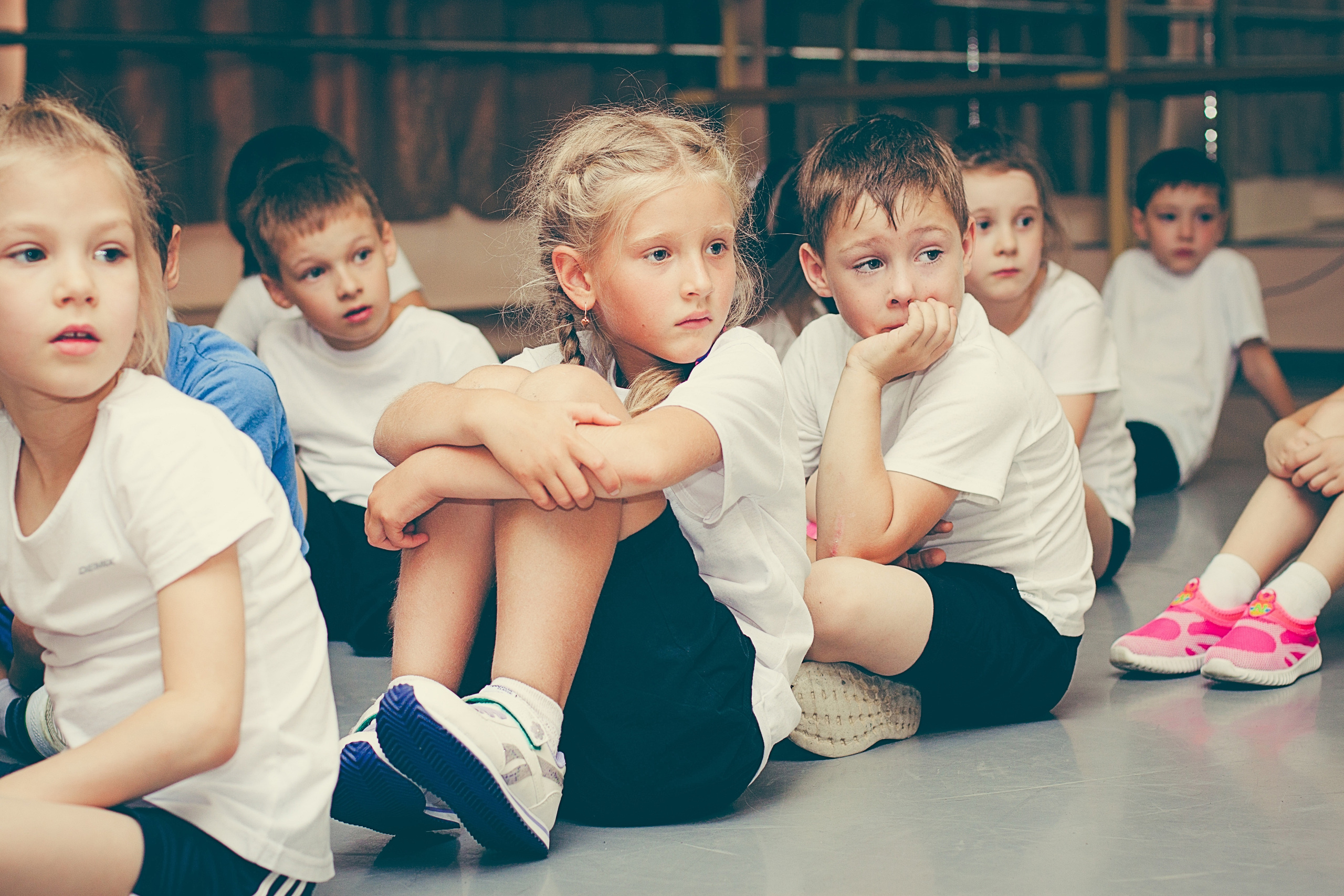 Школьники на уроке физкультуры