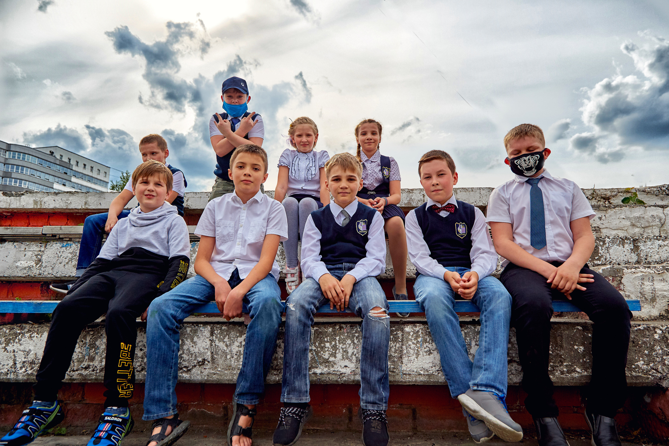 Школьники в масках на стадионе