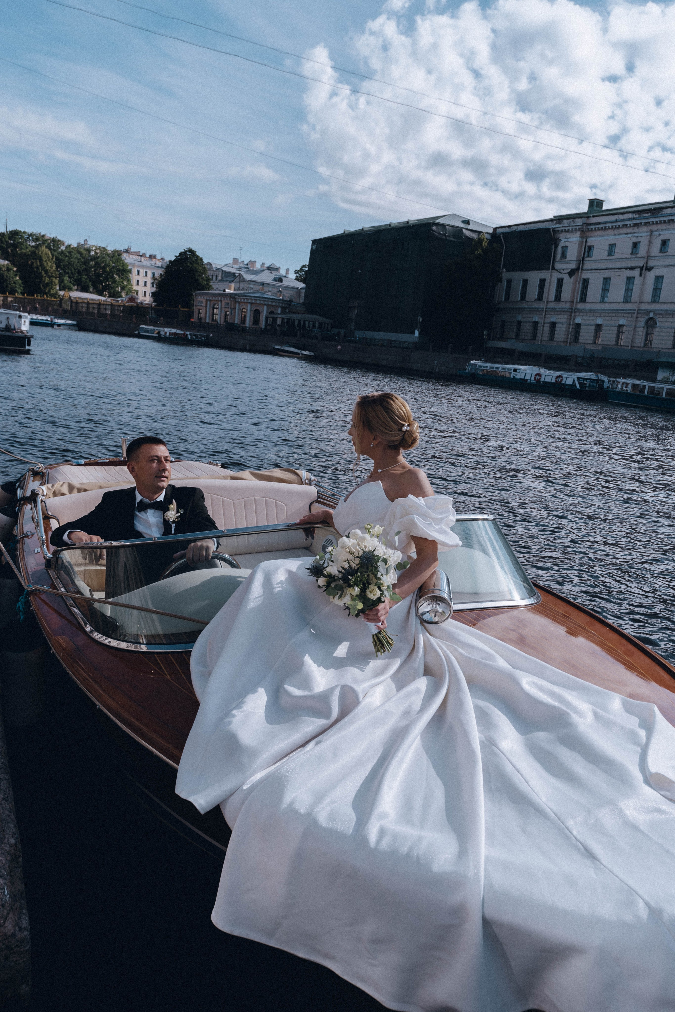 СВАДЕНБНАЯ СЬЕМКА НА КАТЕРЕ ПО КАНАЛАМ САНКТ-ПЕТЕРБУРГА И В АКВАТОРИИ НЕВЫ. Профессиональный фотограф, Санкт-Петербург — Виктория Богомолова