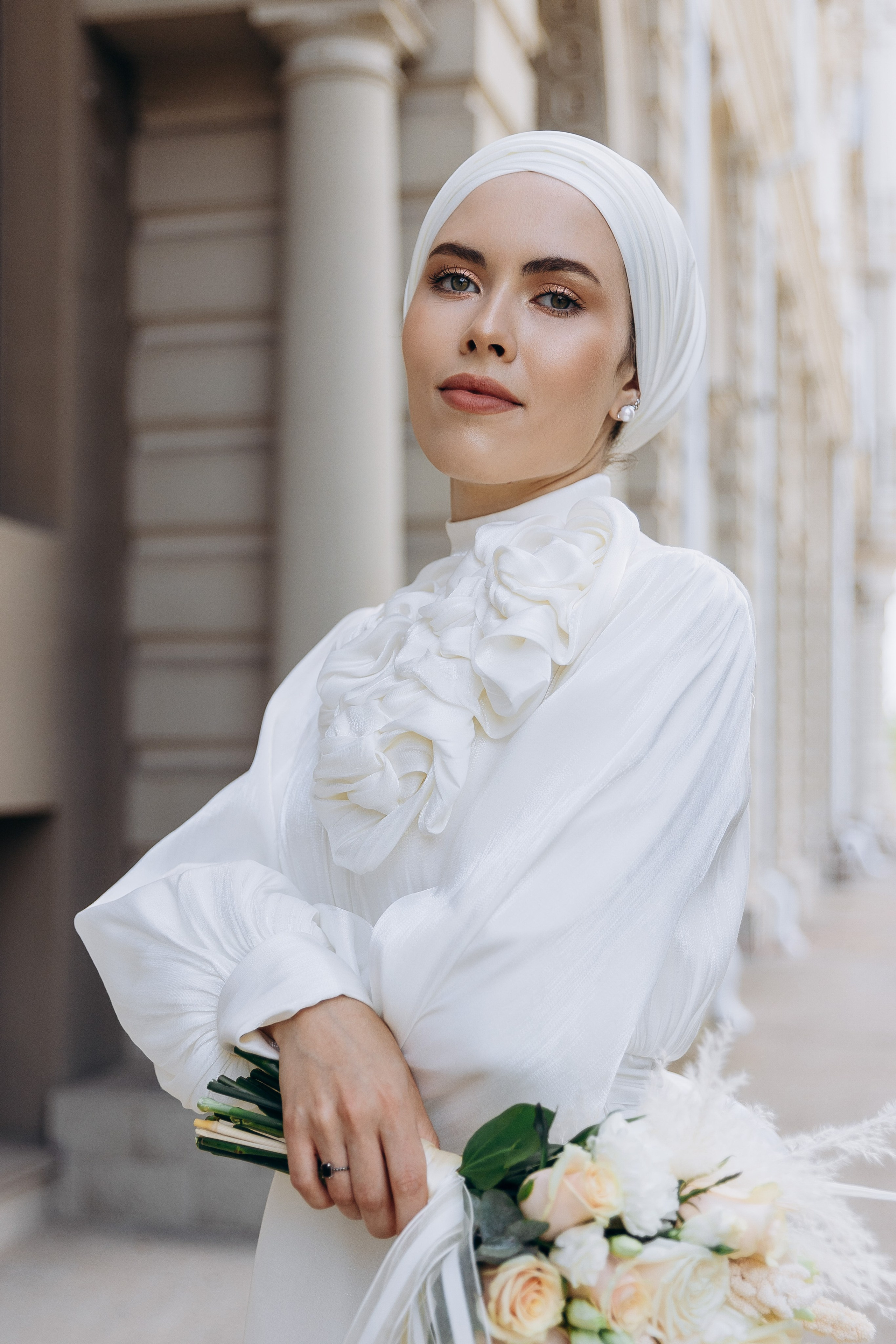 Сборы невесты в Казани: прическа под платок и профессиональный мейкап